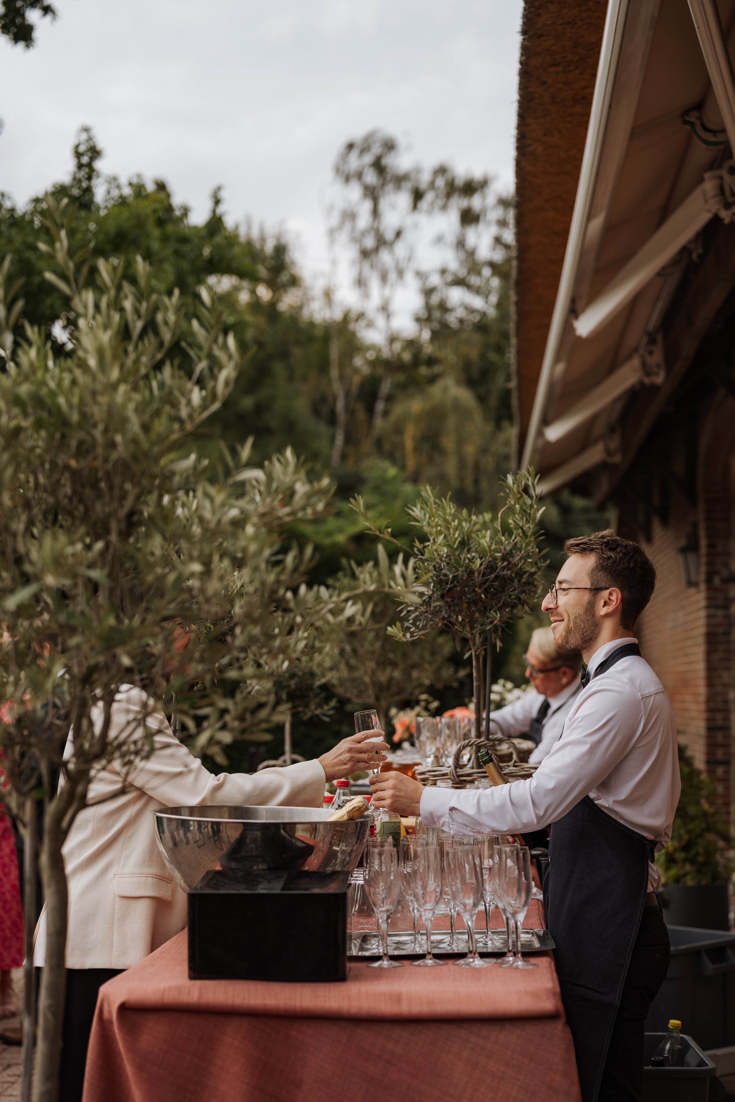 Service des boissons lors d'un vin d'honneur en extérieur