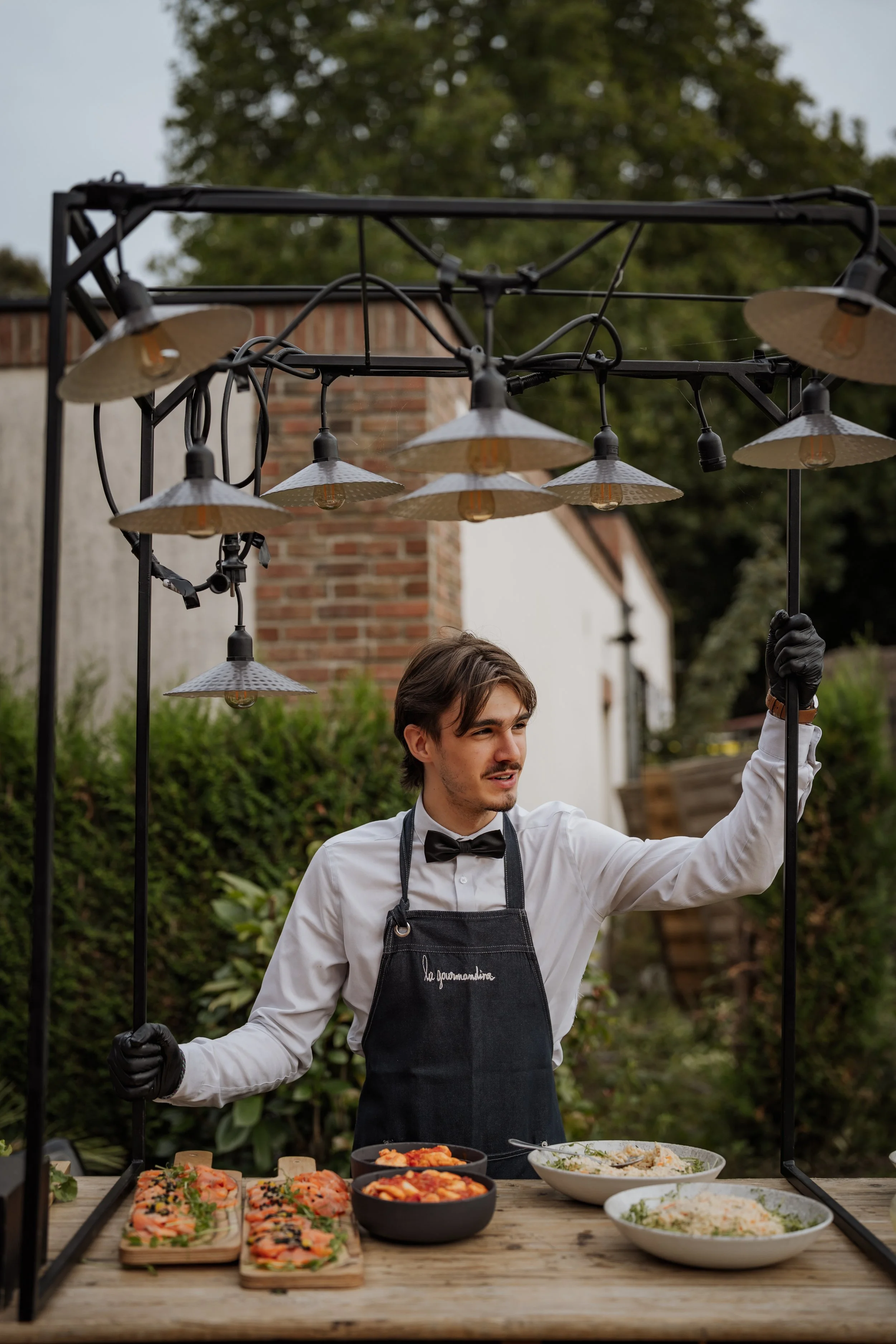 Serveur de La Gourmandine en terrasse lors d'un mariage