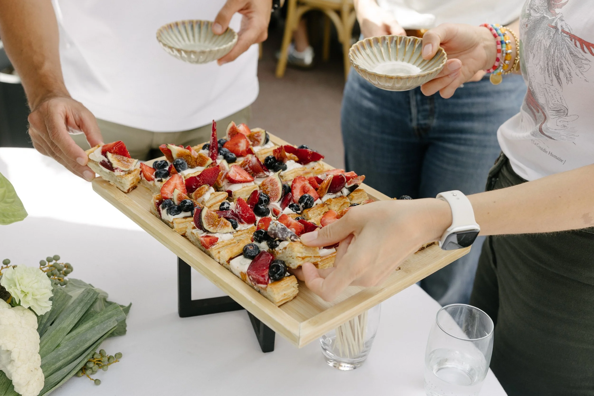 Tartelettes aux fruits de saison servies sur planche en bois