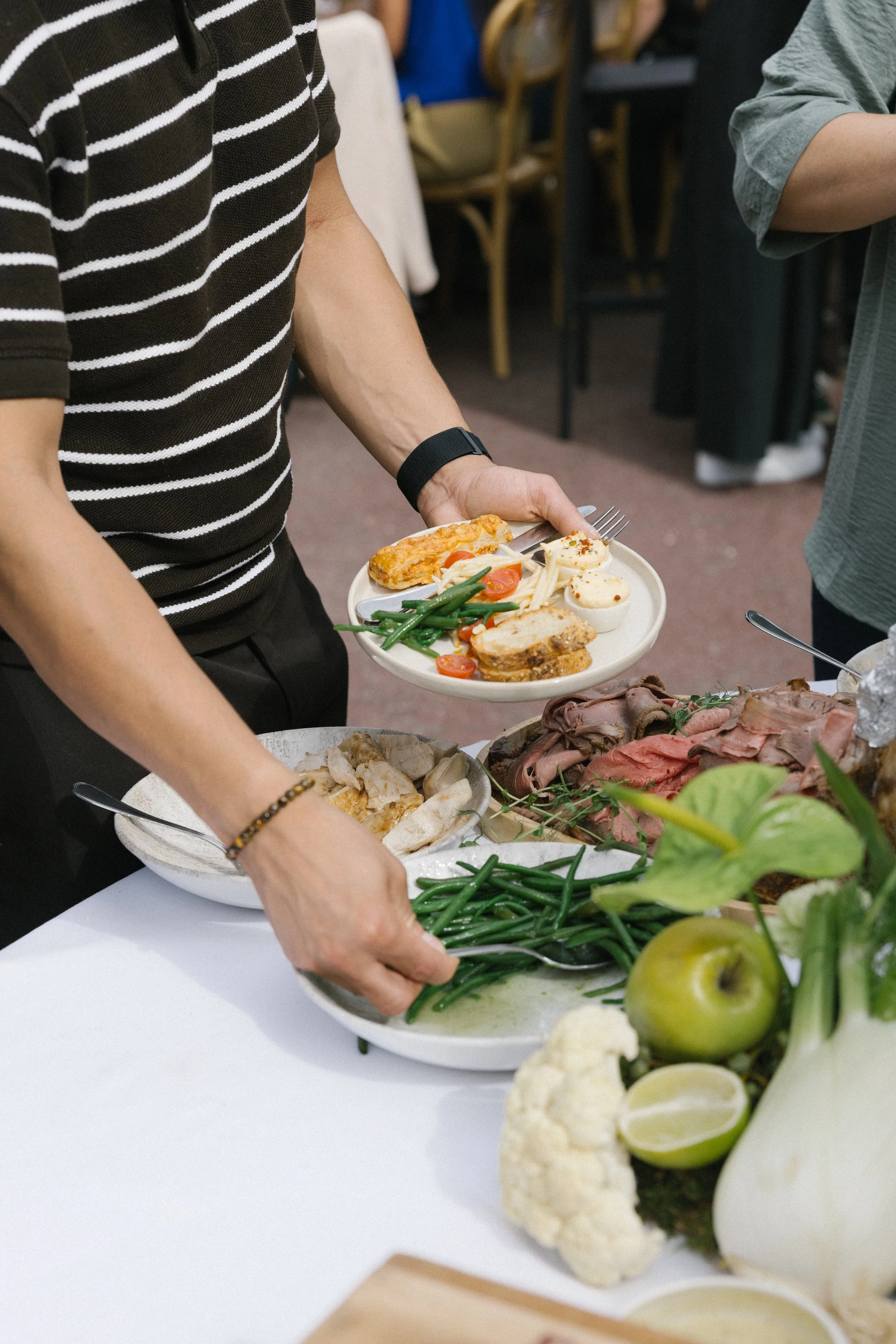 Service au buffet lors d'un déjeuner d'entreprise
