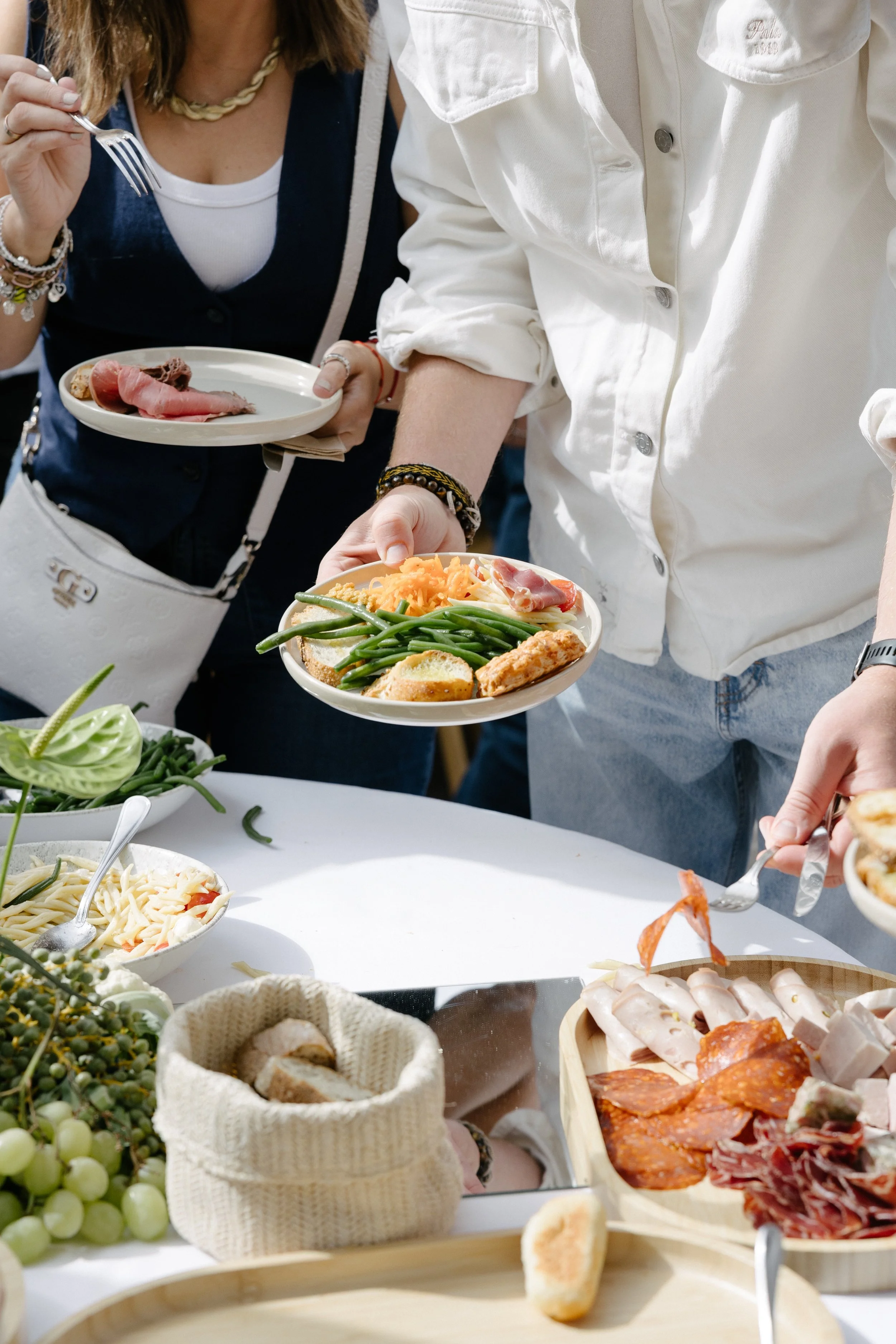 Assiettes garnies servies au buffet lors d'un événement d'entreprise