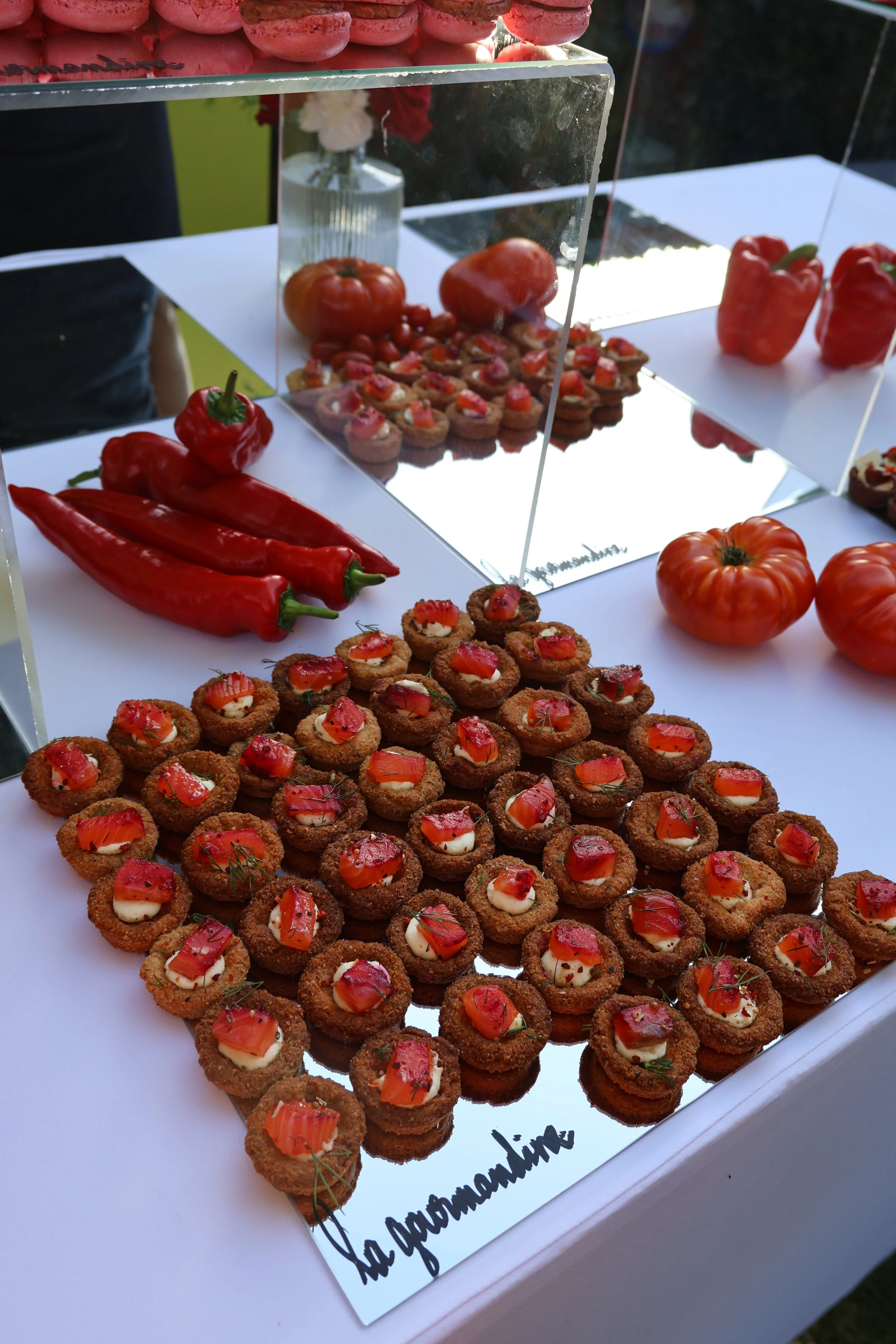 Scénographie végétale de tomates et poivrons pour un buffet d'entreprise