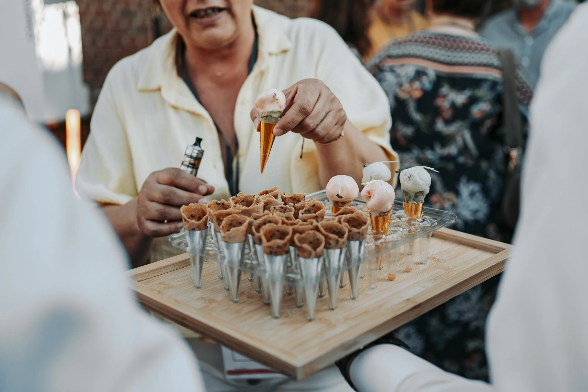 Cornets apéritifs glace salée servis lors d'un cocktail d'entreprise