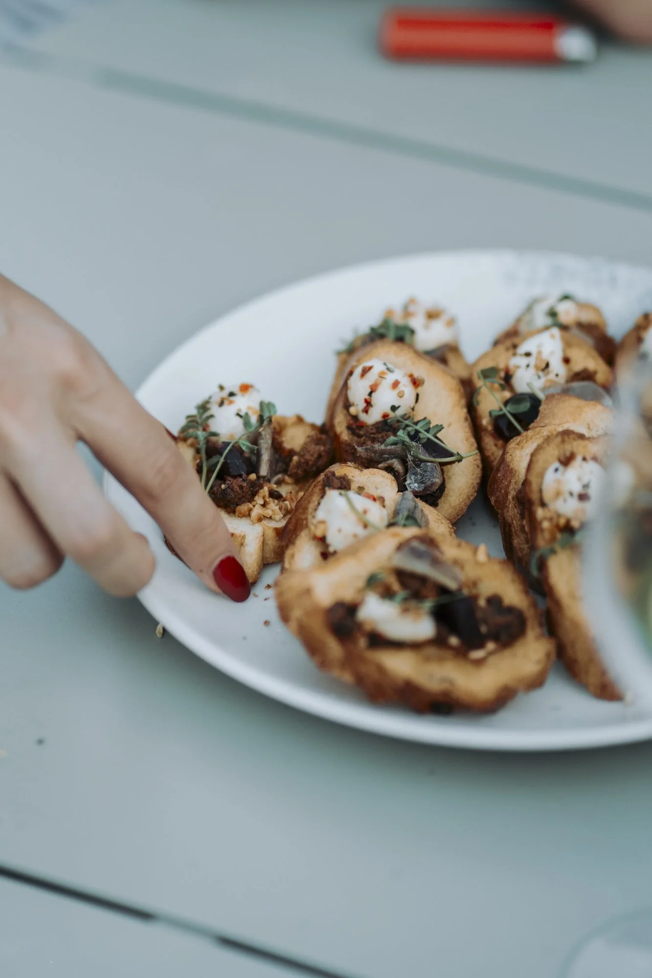 Toasts apéritifs faits maison servis à l'assiette