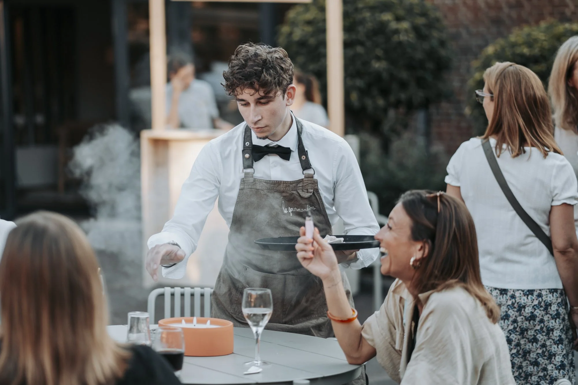 Serveur La Gourmandine au comptoir lors d'un cocktail d'entreprise