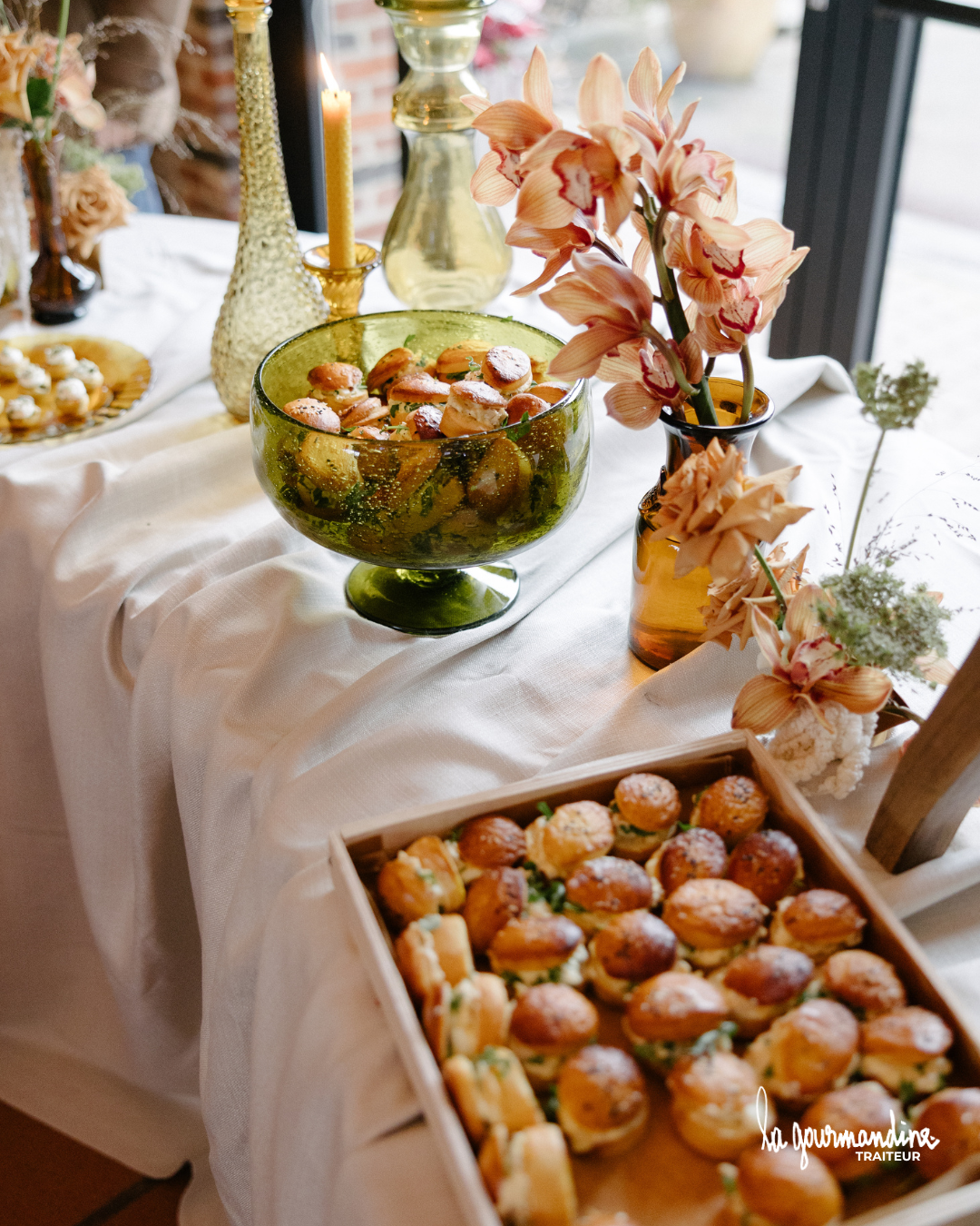 Buffet de mignardises et décoration florale pour une soirée de vœux
