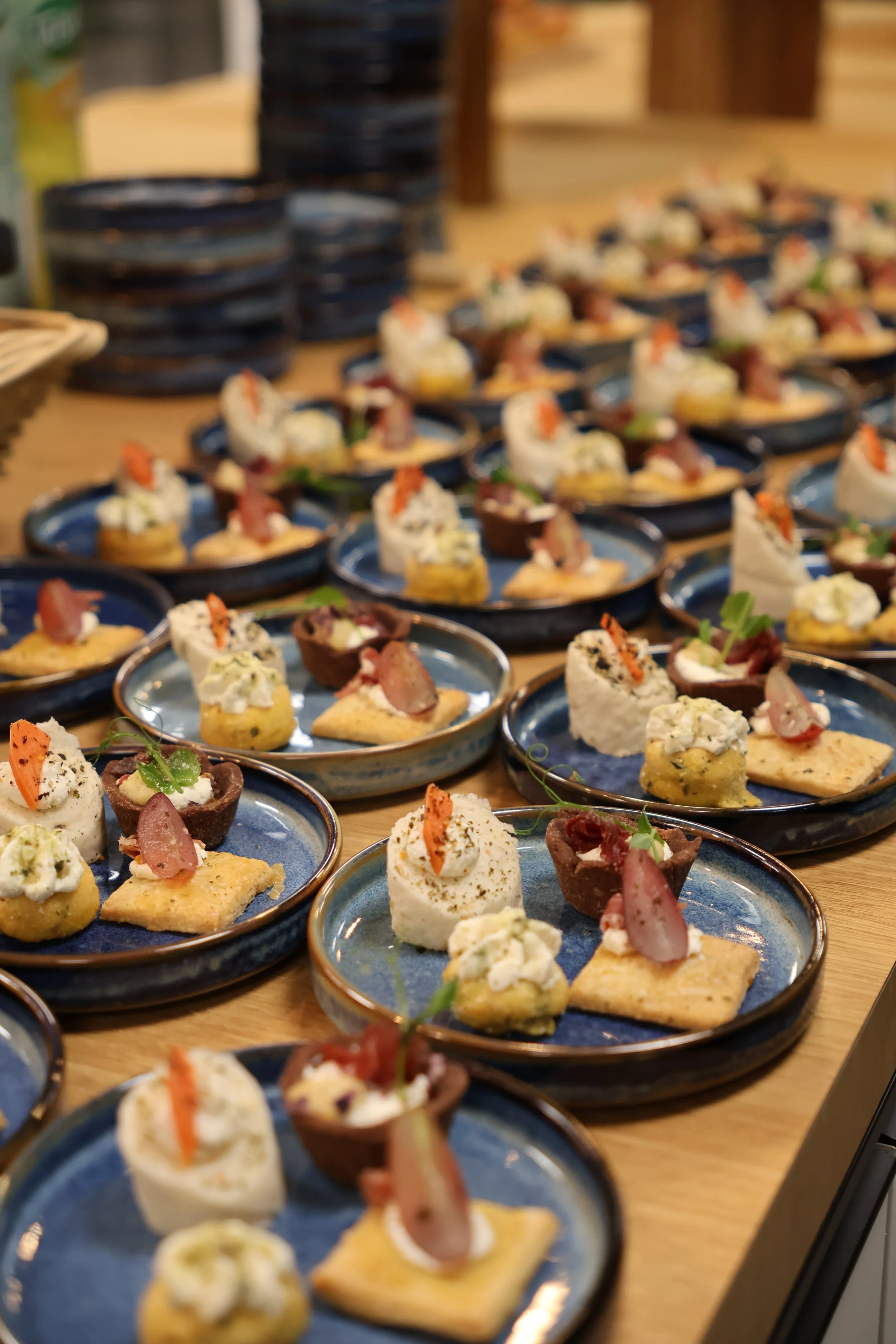 Assiettes de dégustation dressées pour une soirée d'entreprise