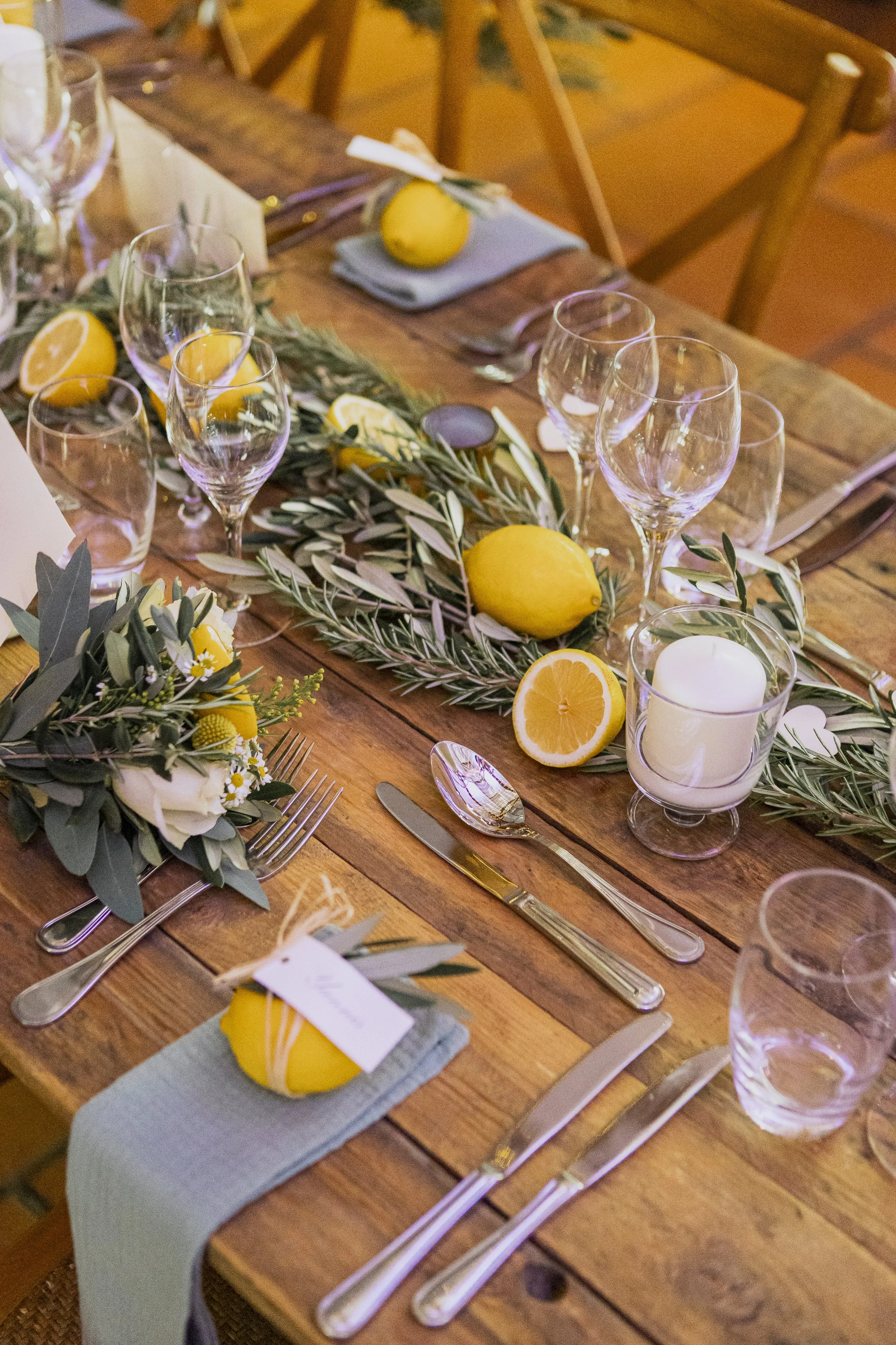 Table de mariage décorée de citrons et d’olivier au Clos de la Source