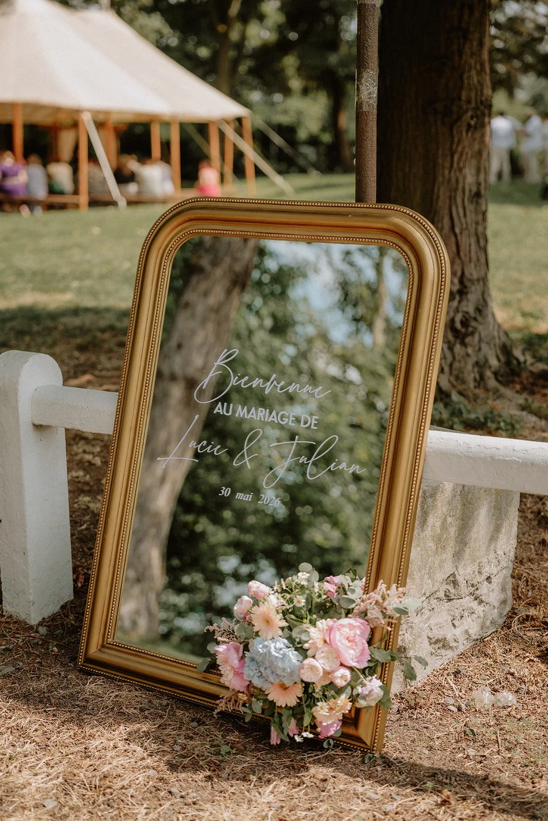 Miroir doré fleuri pour l’accueil des invités d’un mariage au Clos de la Source