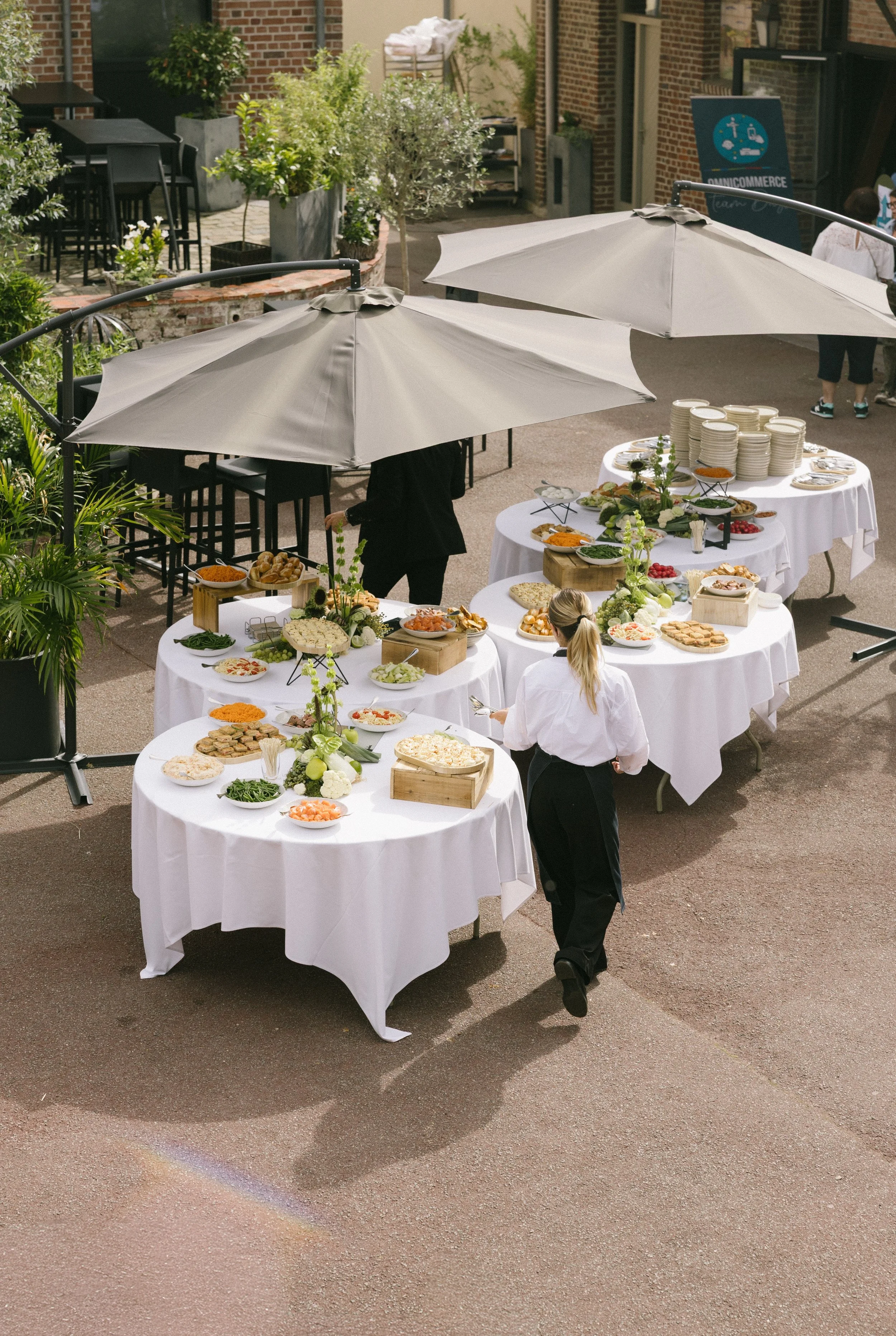 Buffet d’entreprise dressé dans la cour du Clos de la Source