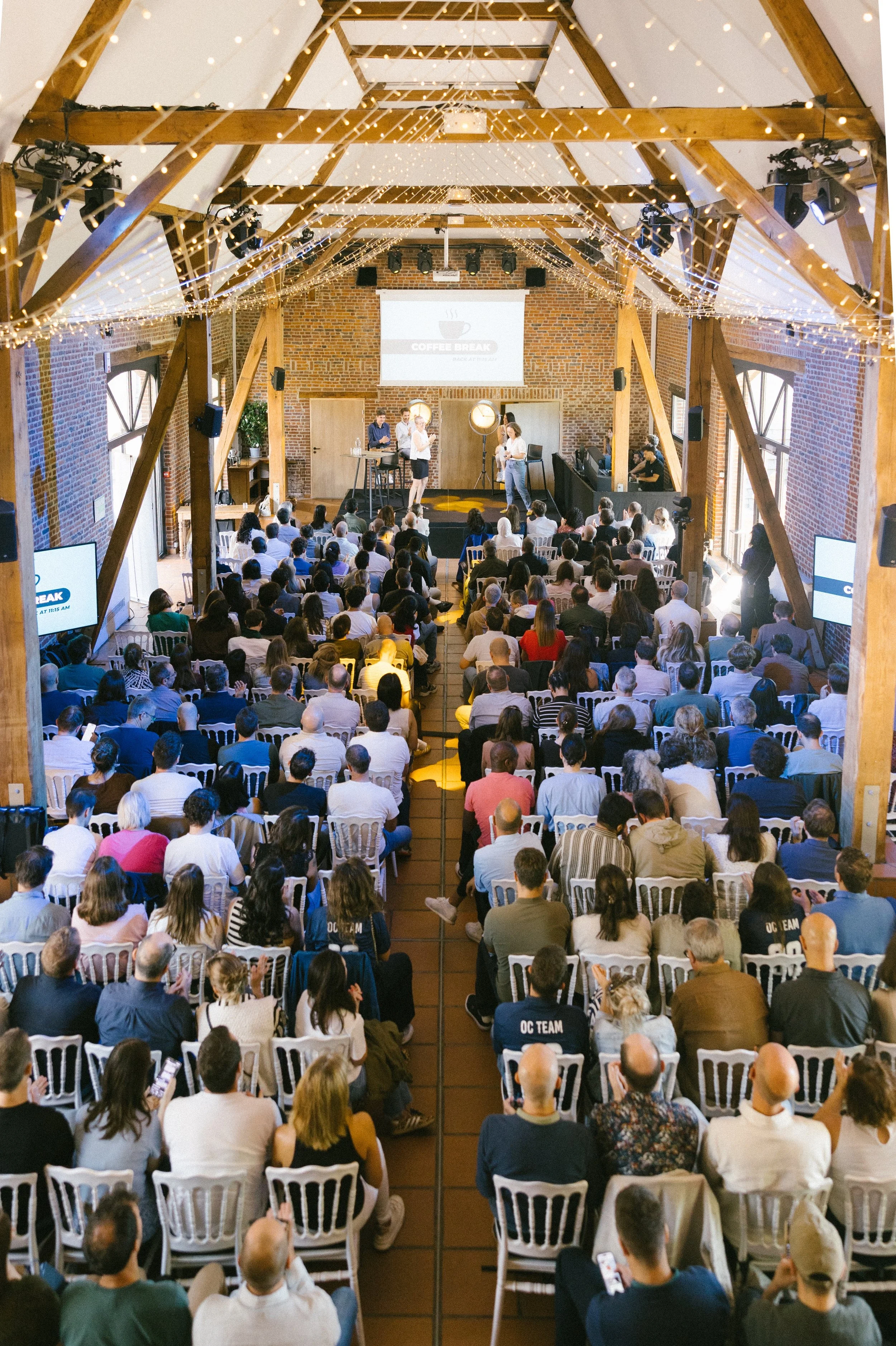 Conférence de 400 personnes sous la charpente de la Grange du Clos de la Source