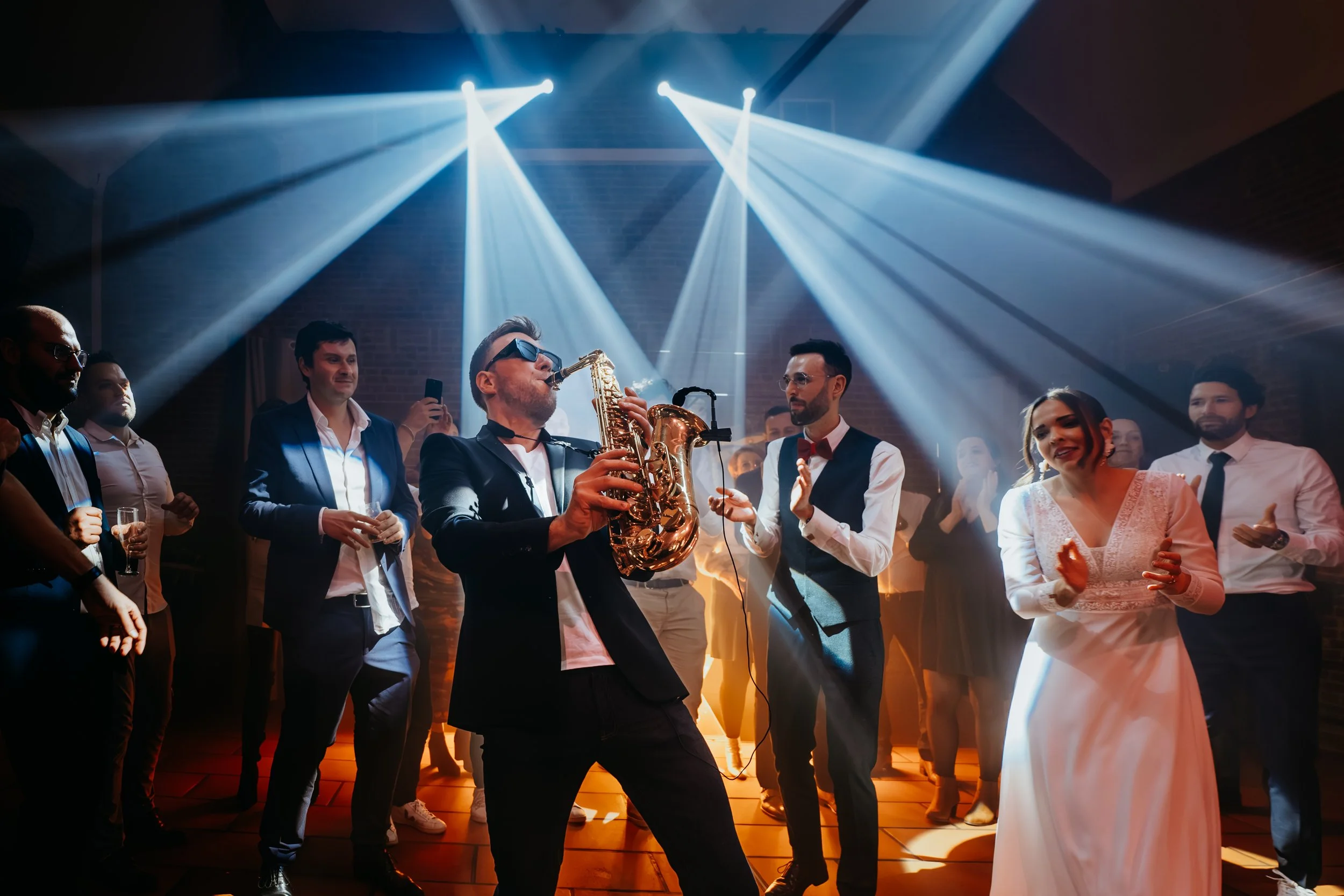 Saxophoniste sur la piste de danse d’un mariage au Clos de la Source