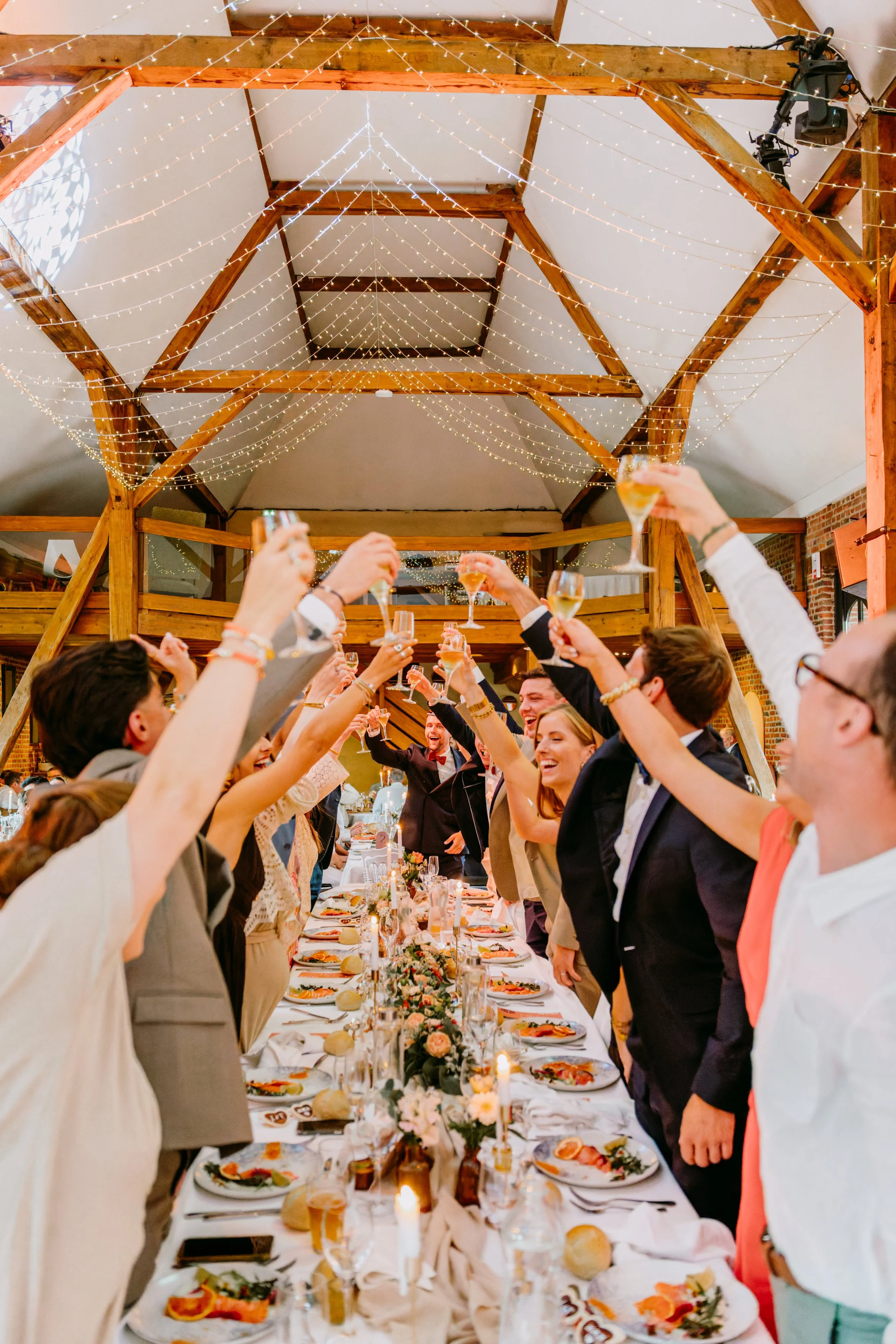 Toast des invités lors d’un repas de famille au Clos de la Source