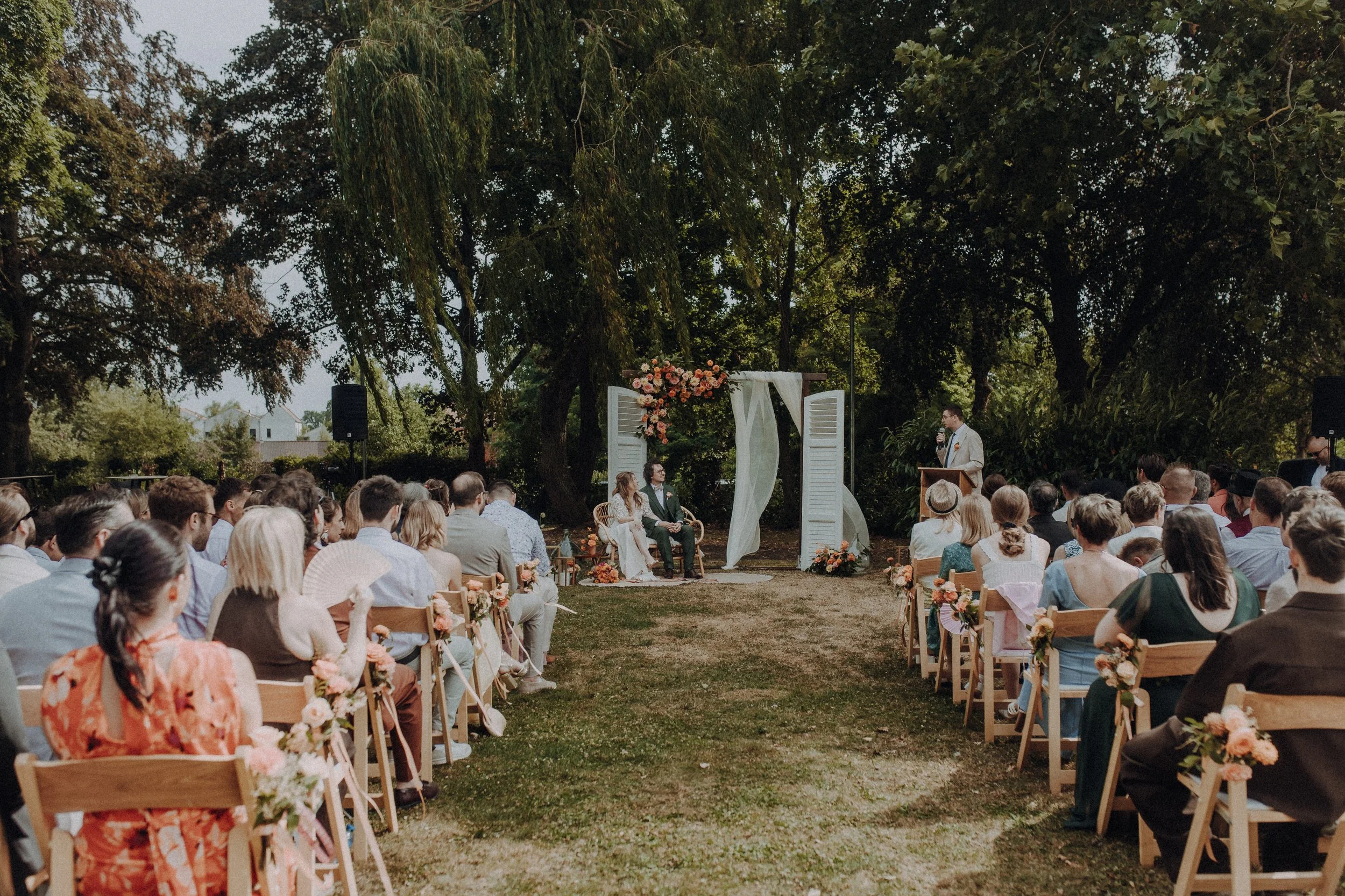 Invités réunis pour une cérémonie laïque dans le jardin de la Nova