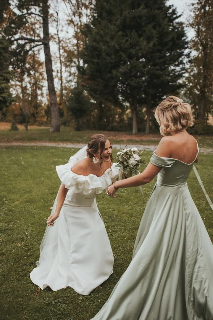 La mariée et sa témoin complices dans les jardins du Clos de la Source