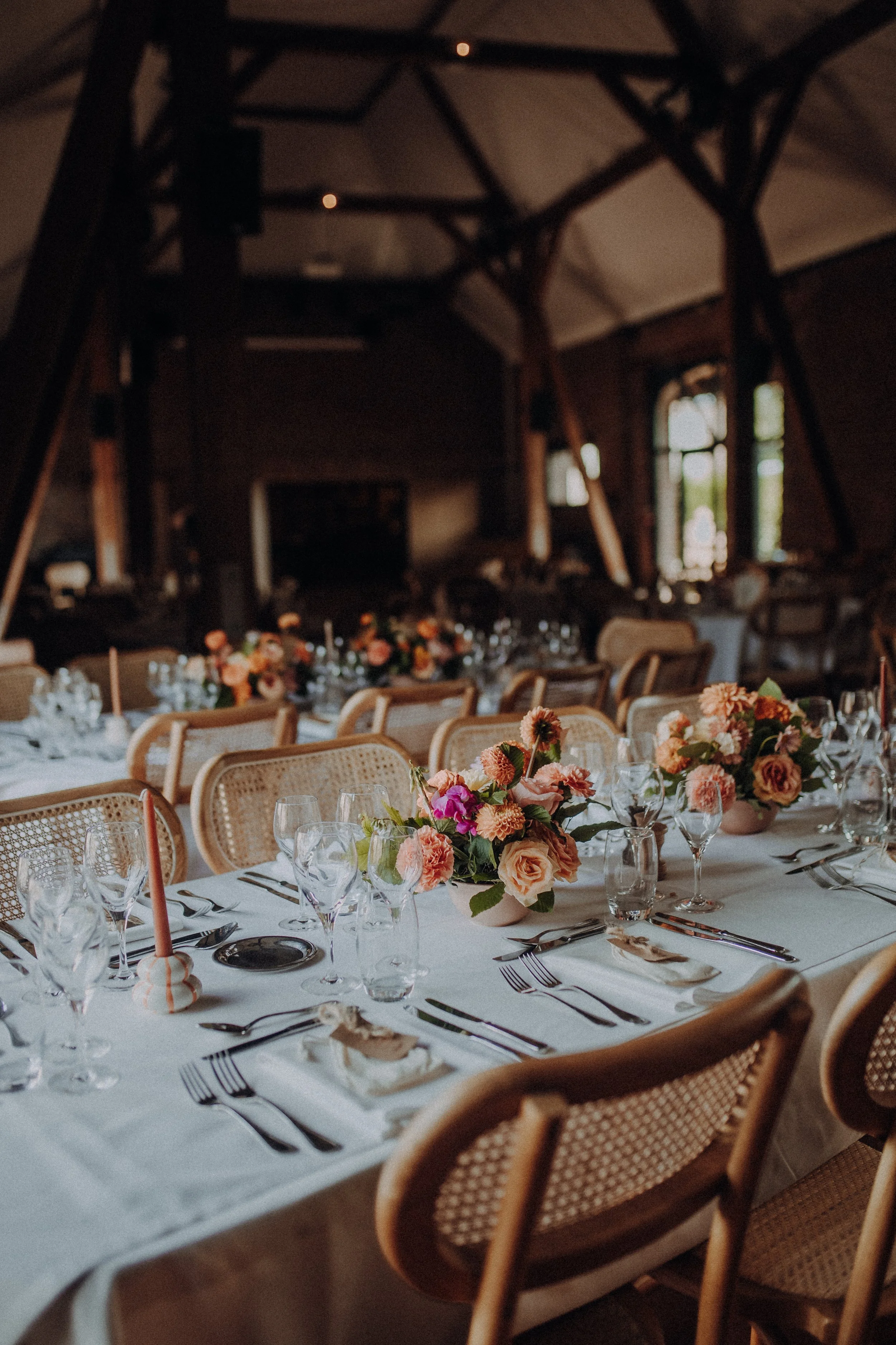 Tables de mariage fleuries et dressées au Clos de la Source