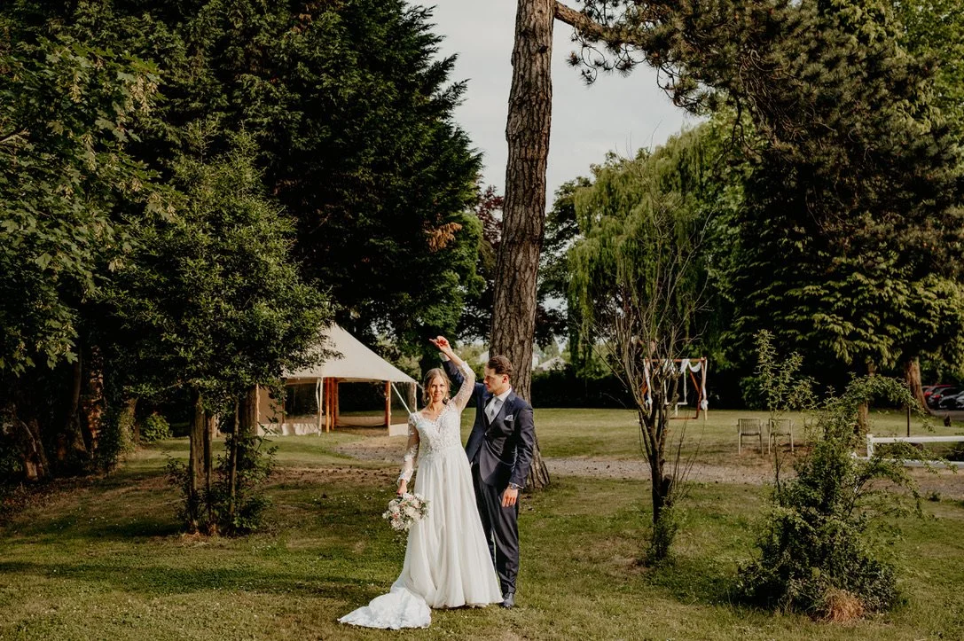 Les mariés dans le parc arboré du jardin de la Nova