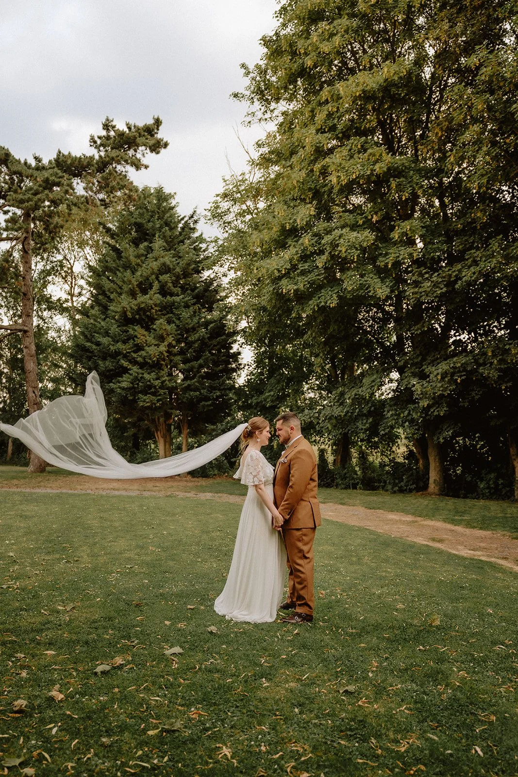 Voile de la mariée au vent dans le jardin de la Nova au Clos de la Source