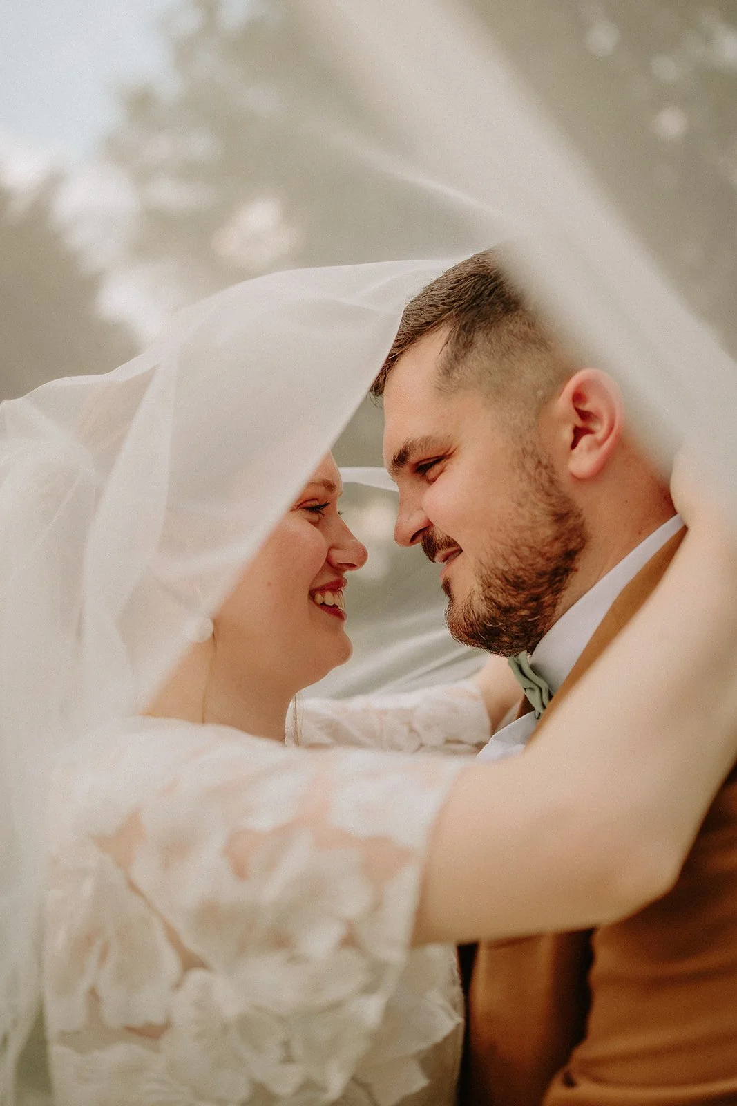 Les mariés réunis sous le voile, photo de couple au Clos de la Source