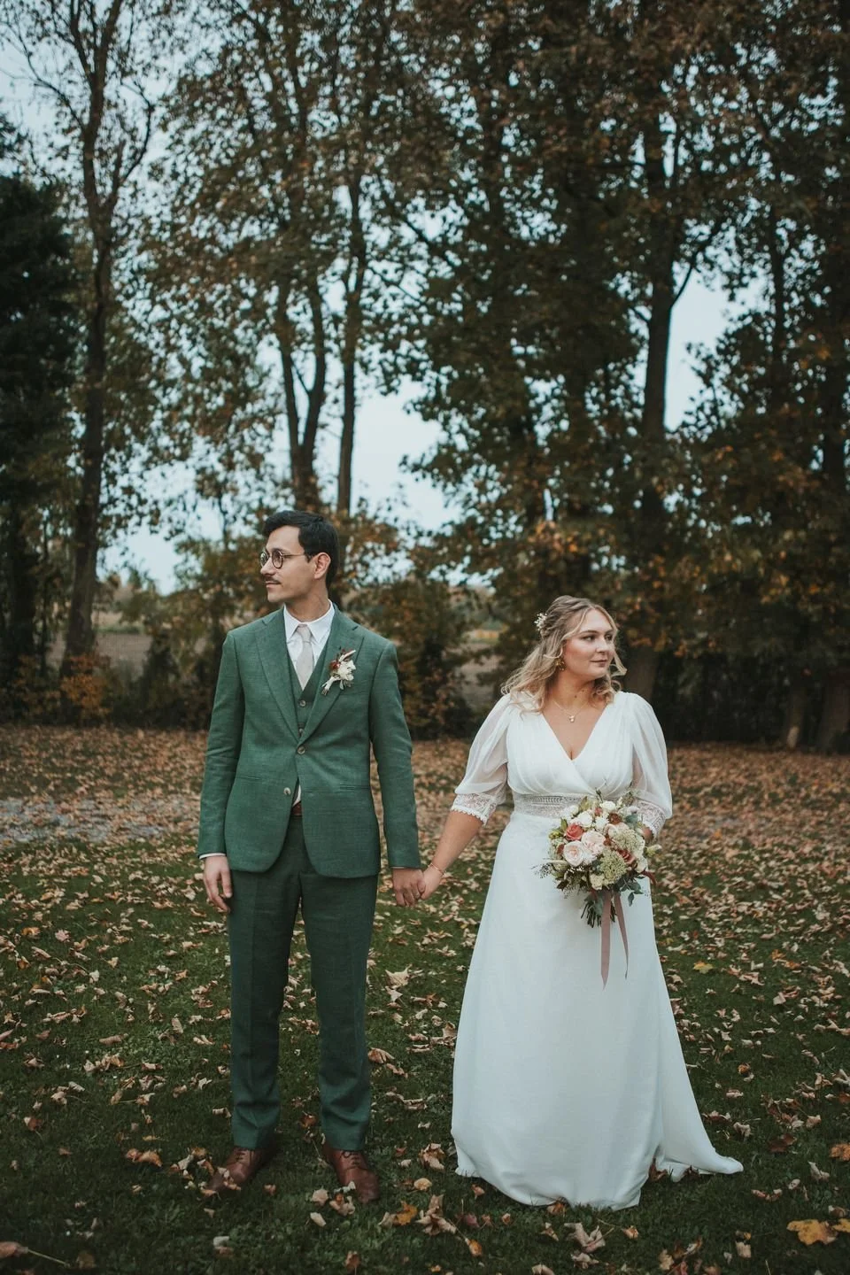 Photo de couple en automne dans le jardin de la Nova au Clos de la Source
