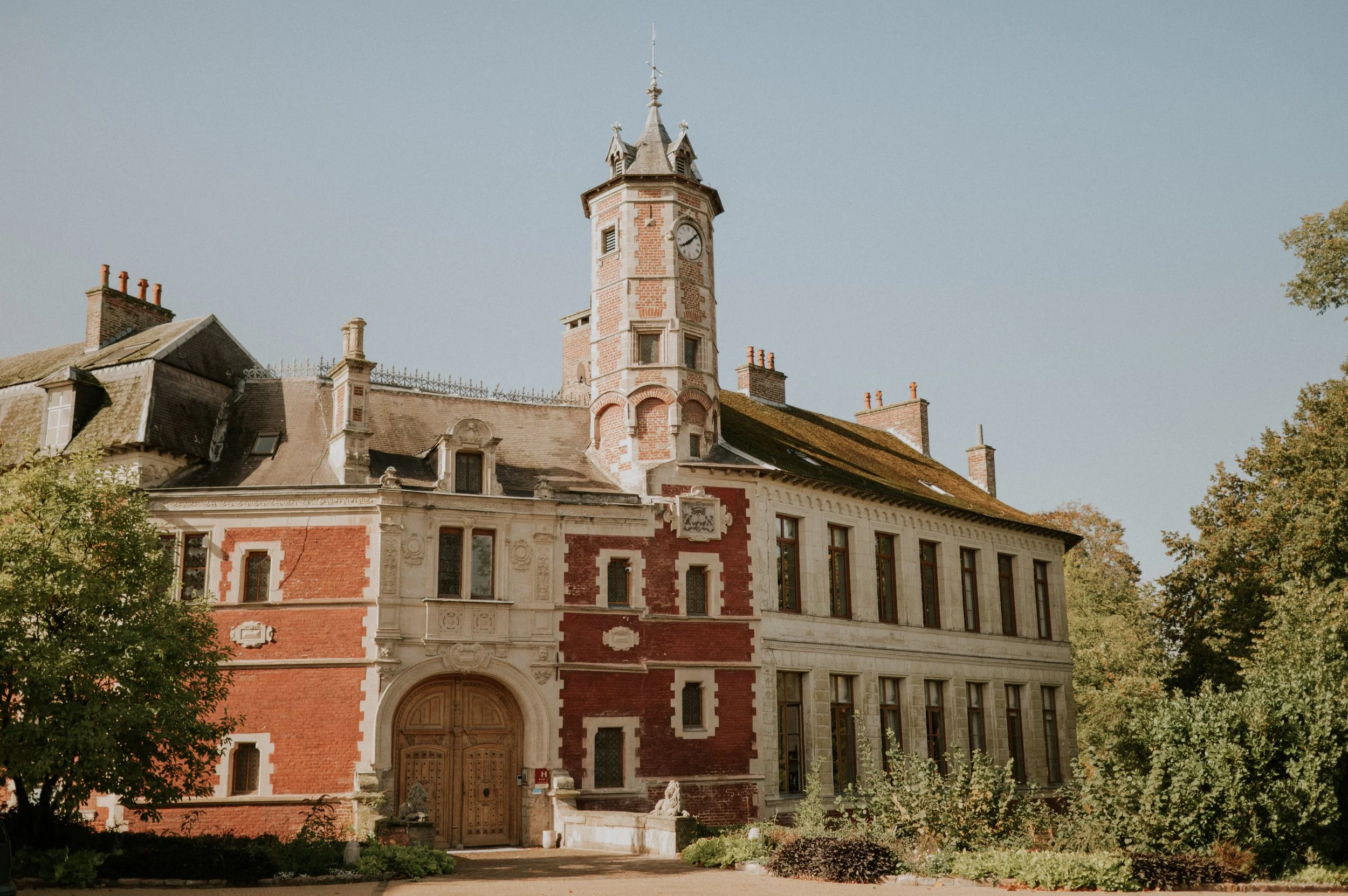 Tour et façade Renaissance en brique du Château d’Aubry