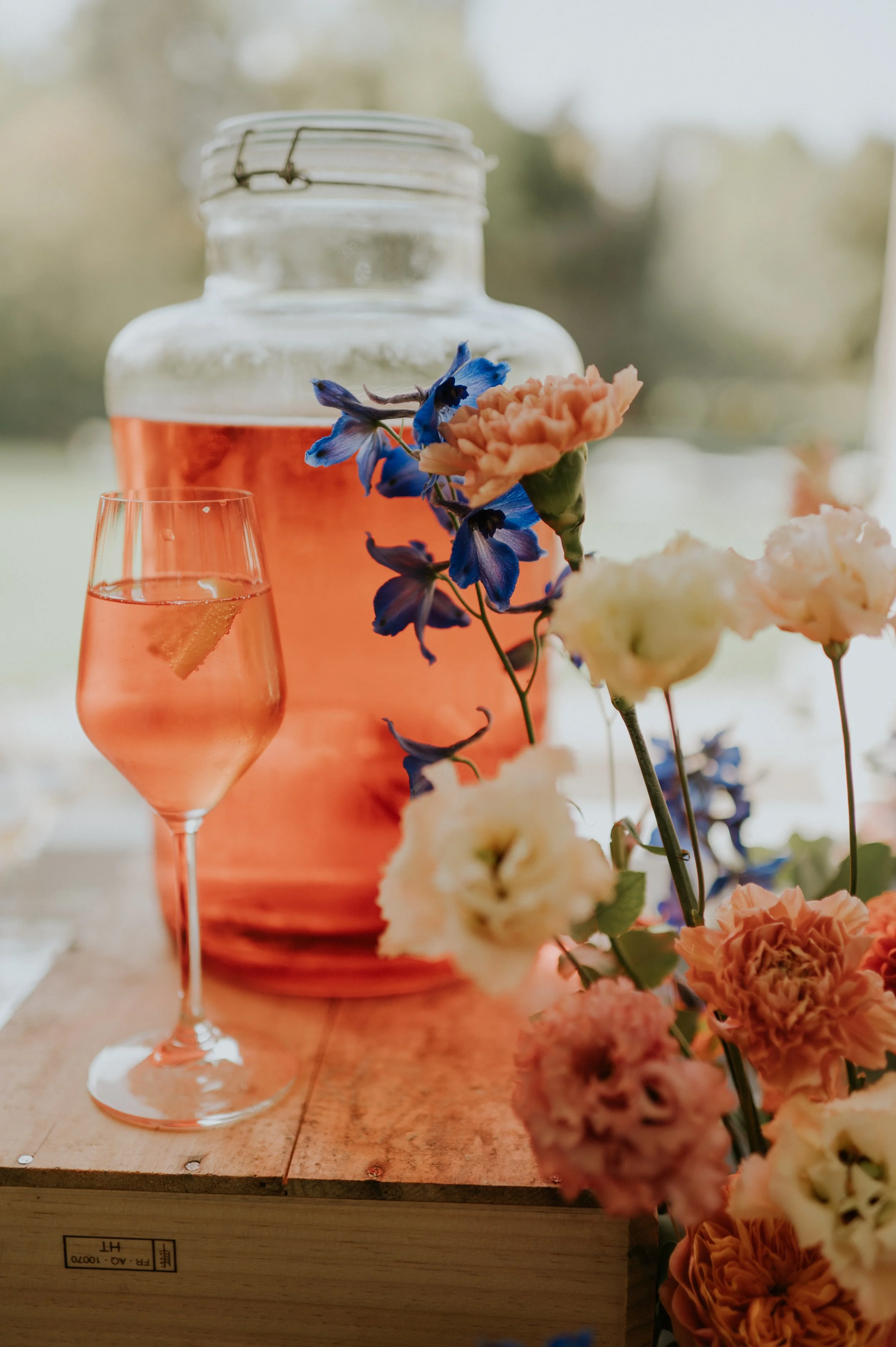 Boisson fraîche et bouquet de fleurs lors d’un cocktail au Château d’Aubry