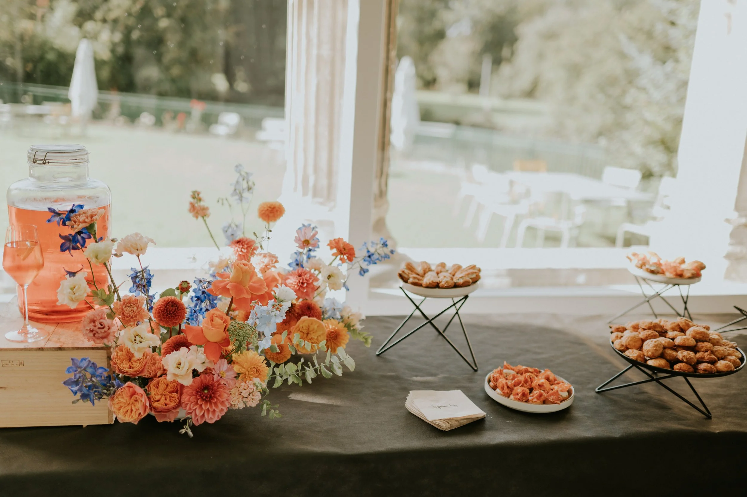 Buffet cocktail fleuri au Château d’Aubry, réception La Gourmandine Traiteur