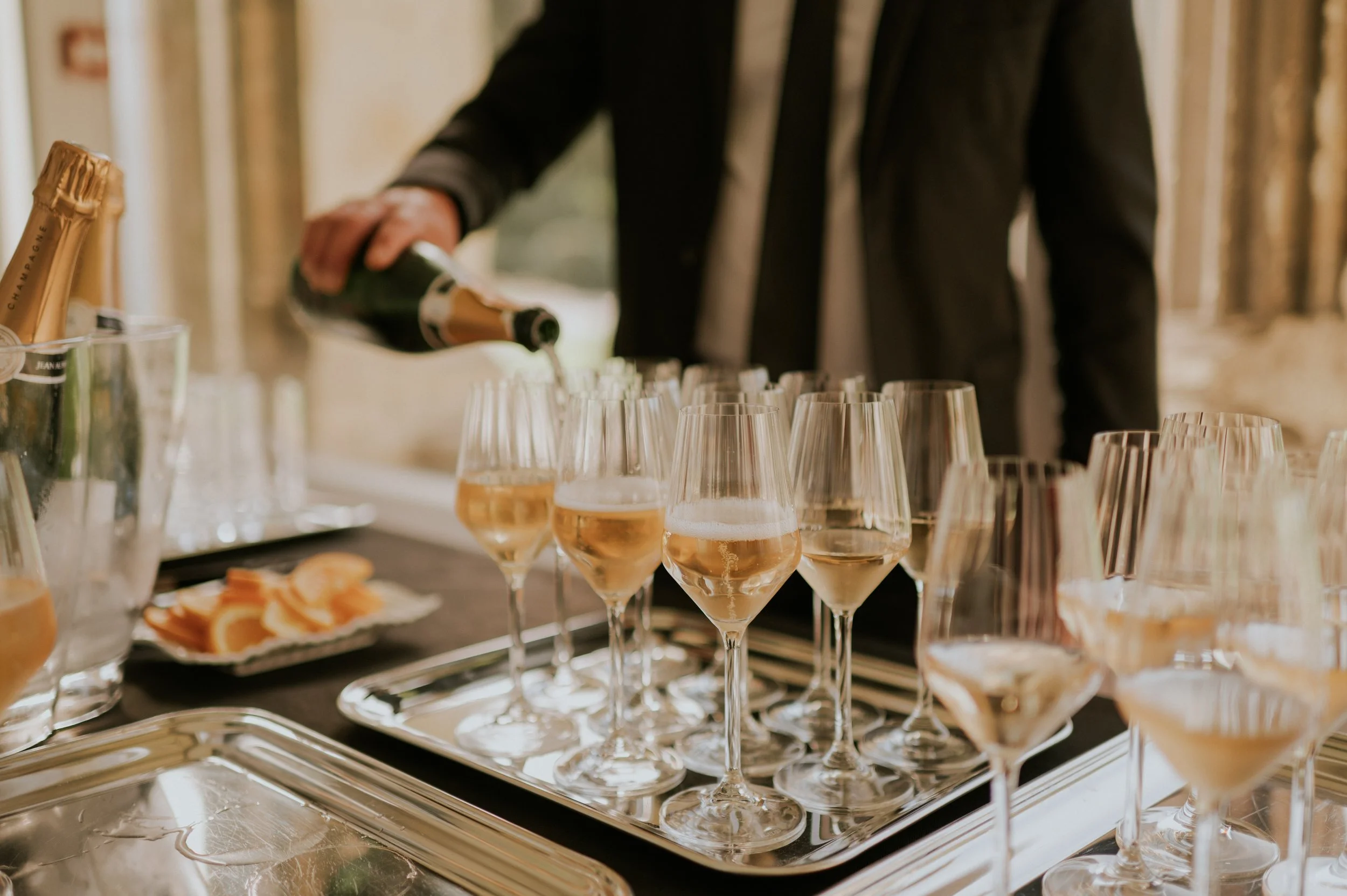 Service du champagne lors d’une réception au Château d’Aubry