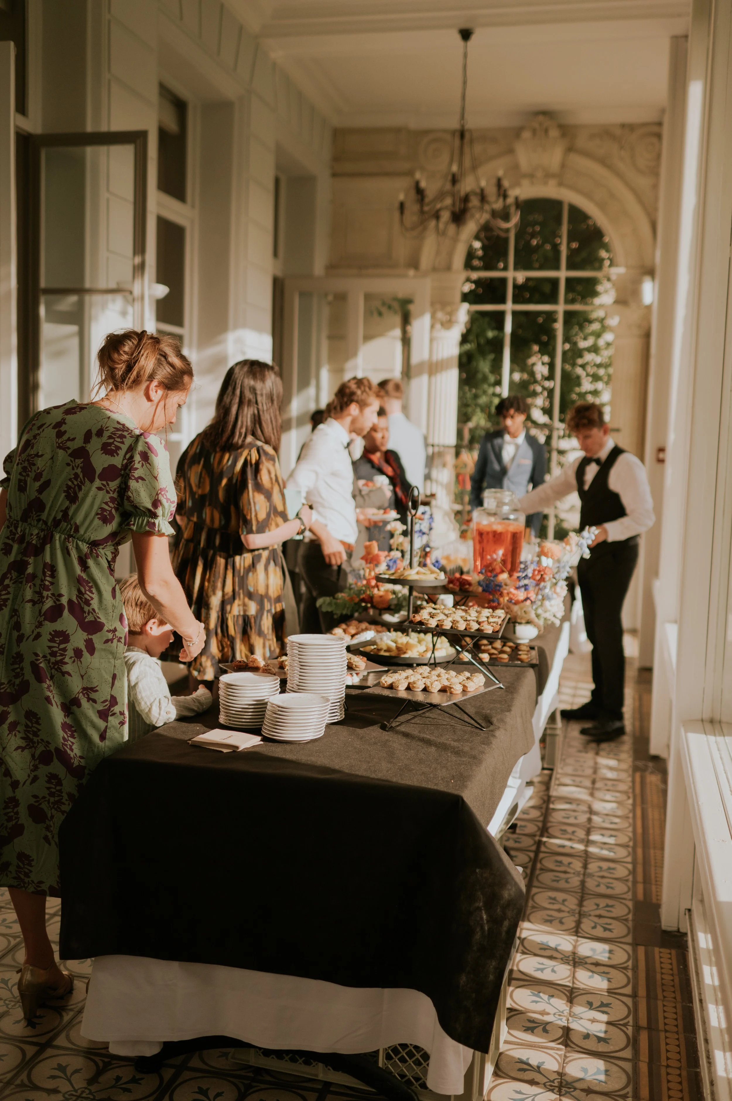Invités servis au buffet lors d’un mariage au Château d’Aubry