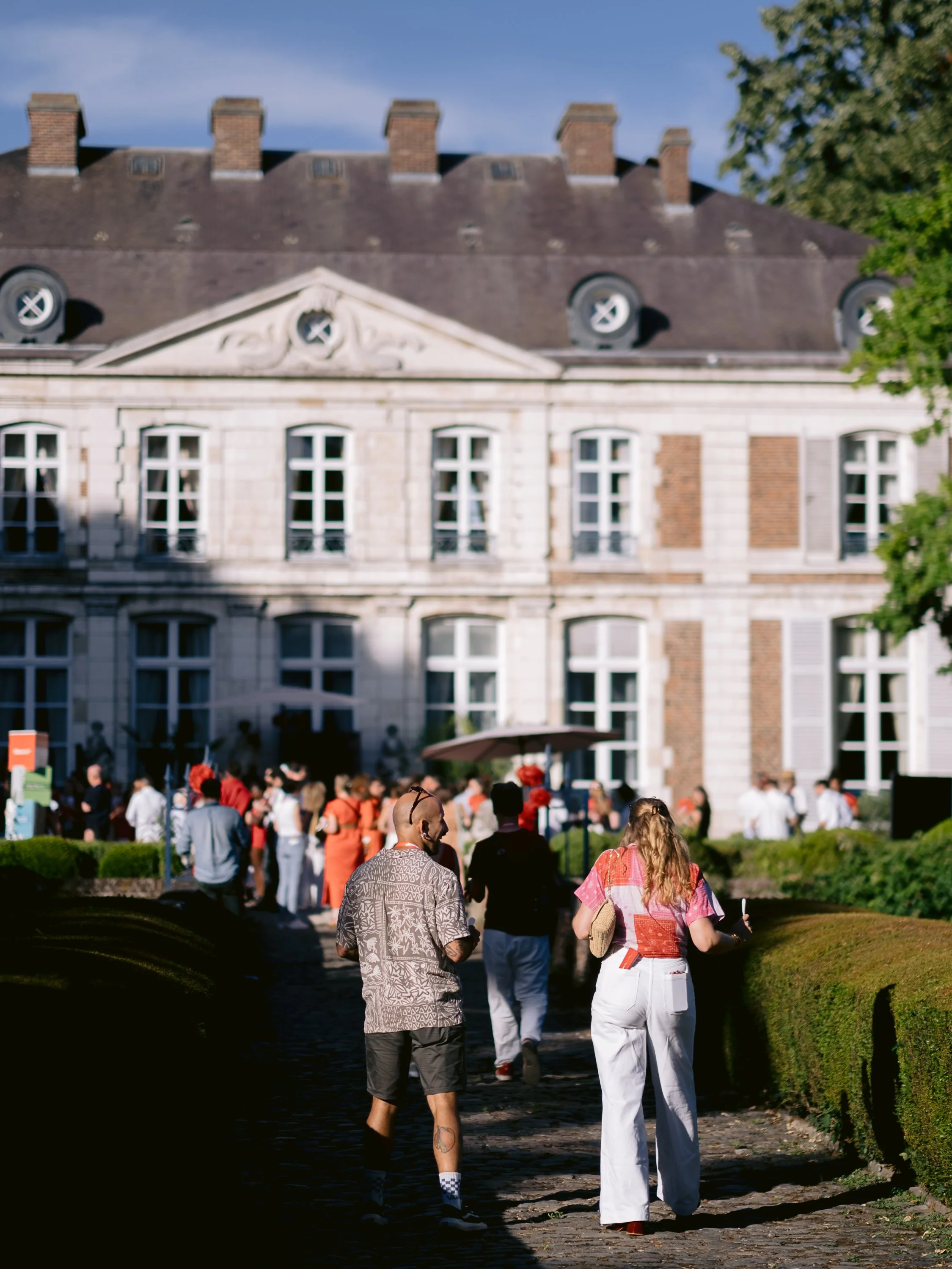 Invités devant la façade du Château du Vert-Bois lors d’une réception
