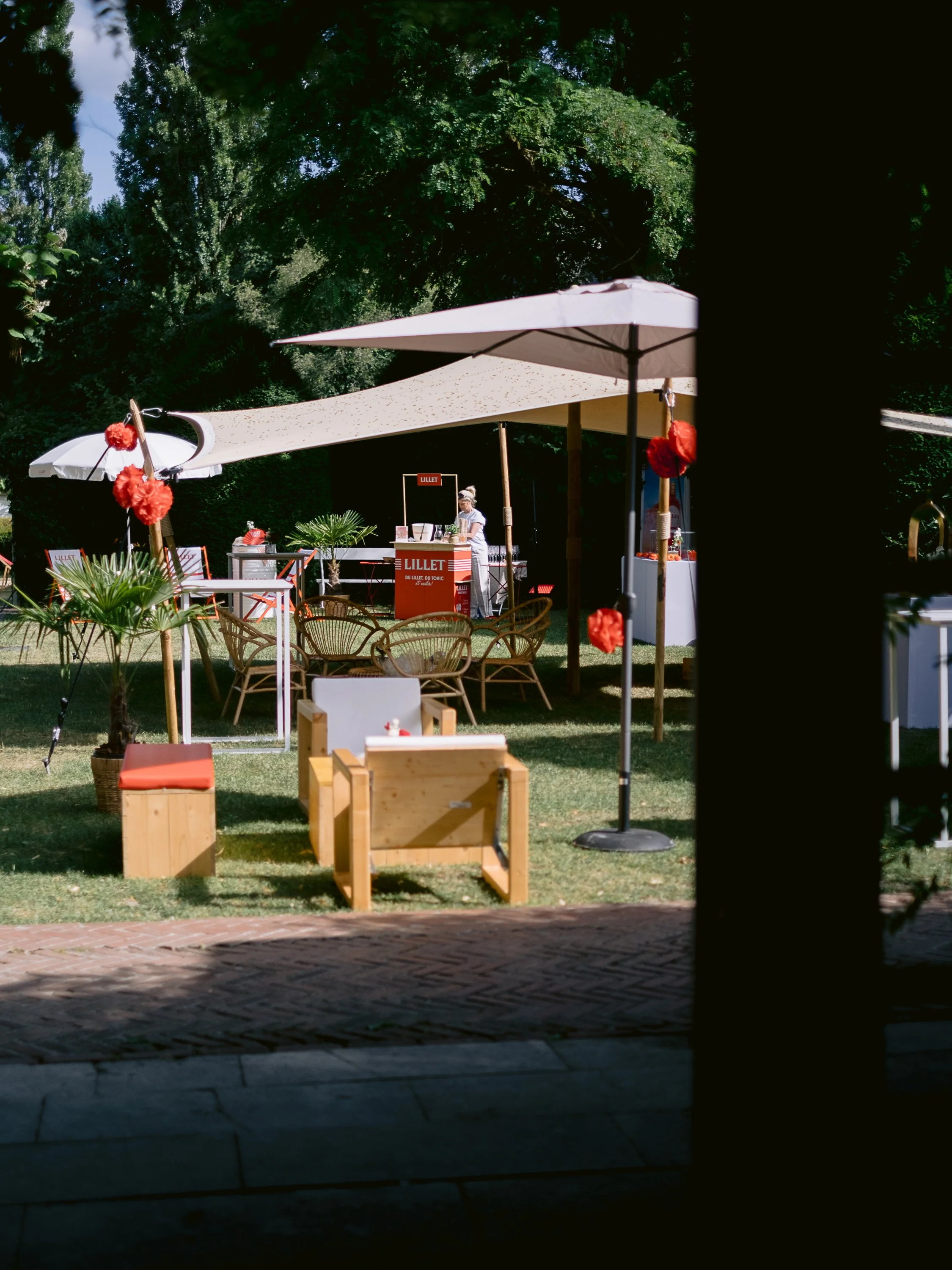  Espace lounge sous parasols dans le jardin du Château du Vert-Bois
