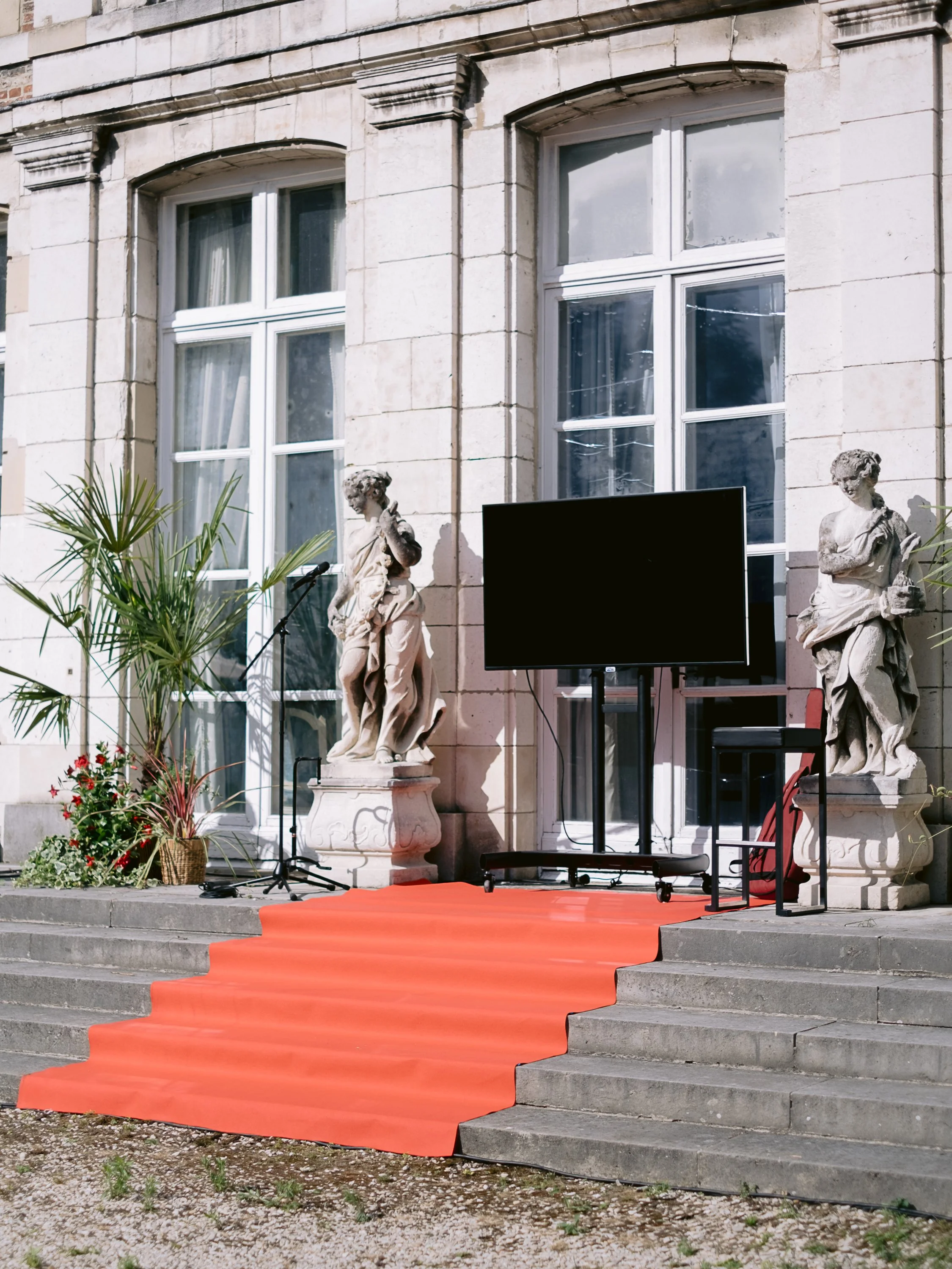 Perron du Château du Vert-Bois, ses statues et son tapis rouge