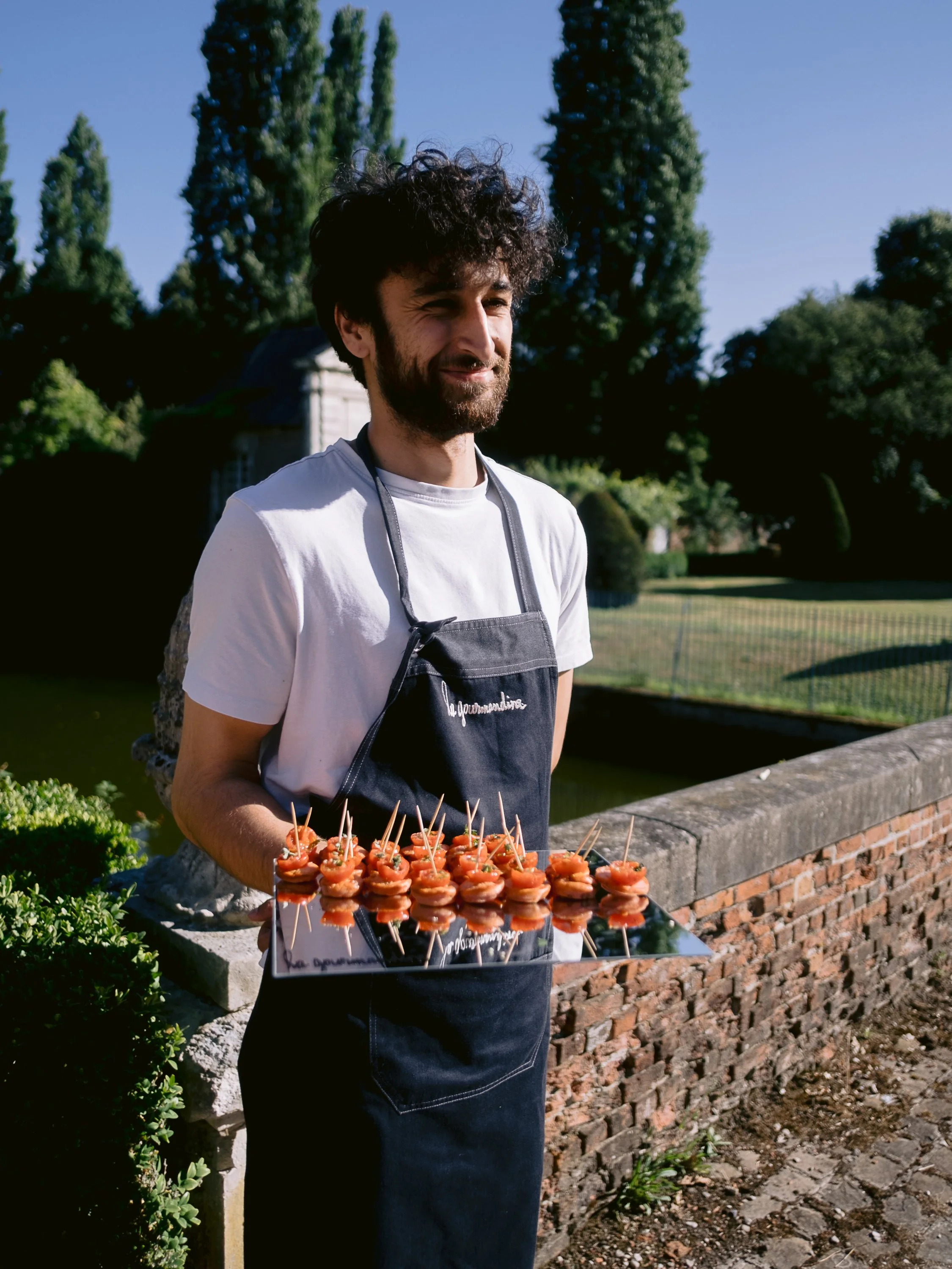 Serveur La Gourmandine présentant un plateau de bouchées au Château du Vert-Bois