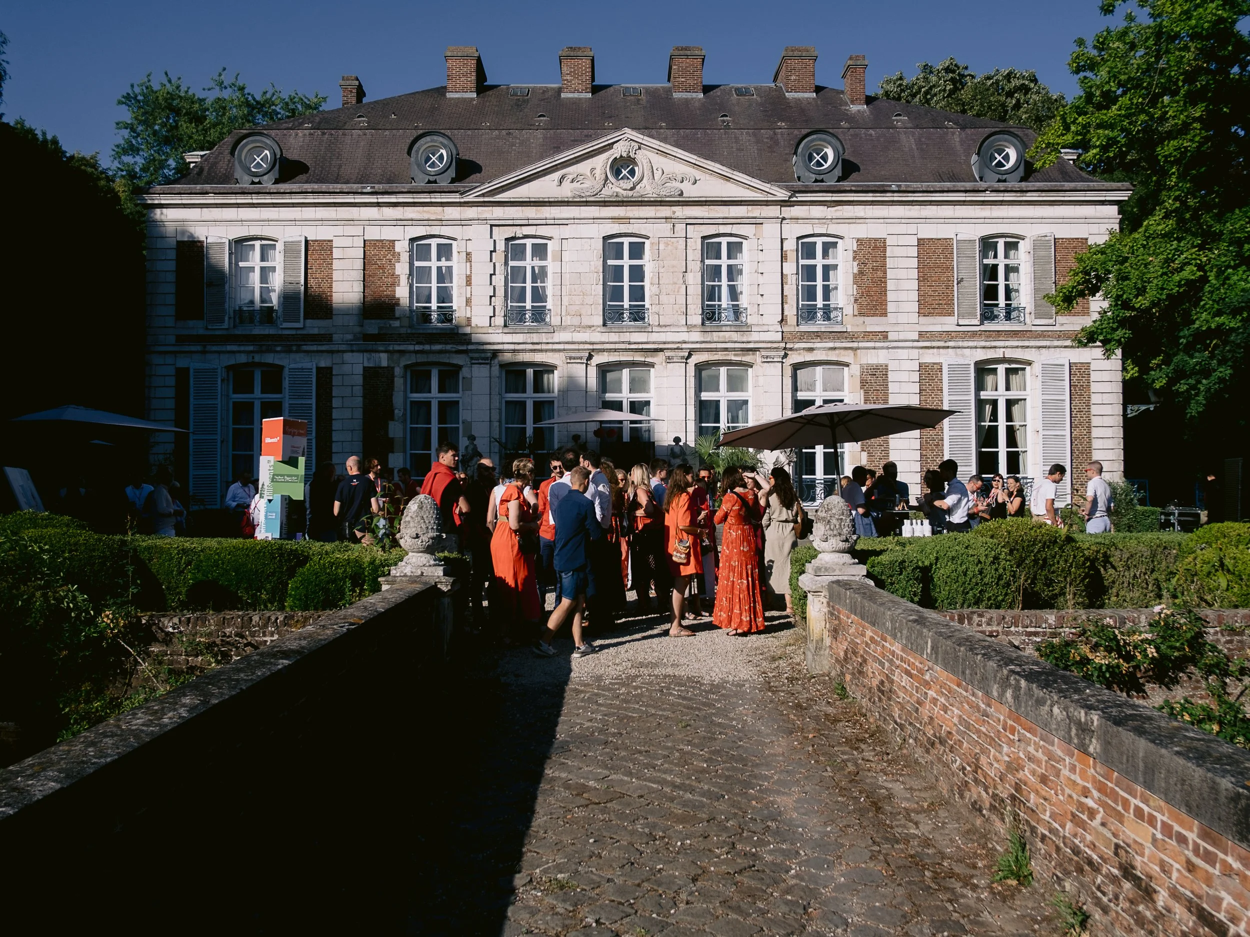 Invités sur l’allée du Château du Vert-Bois lors d’une garden party