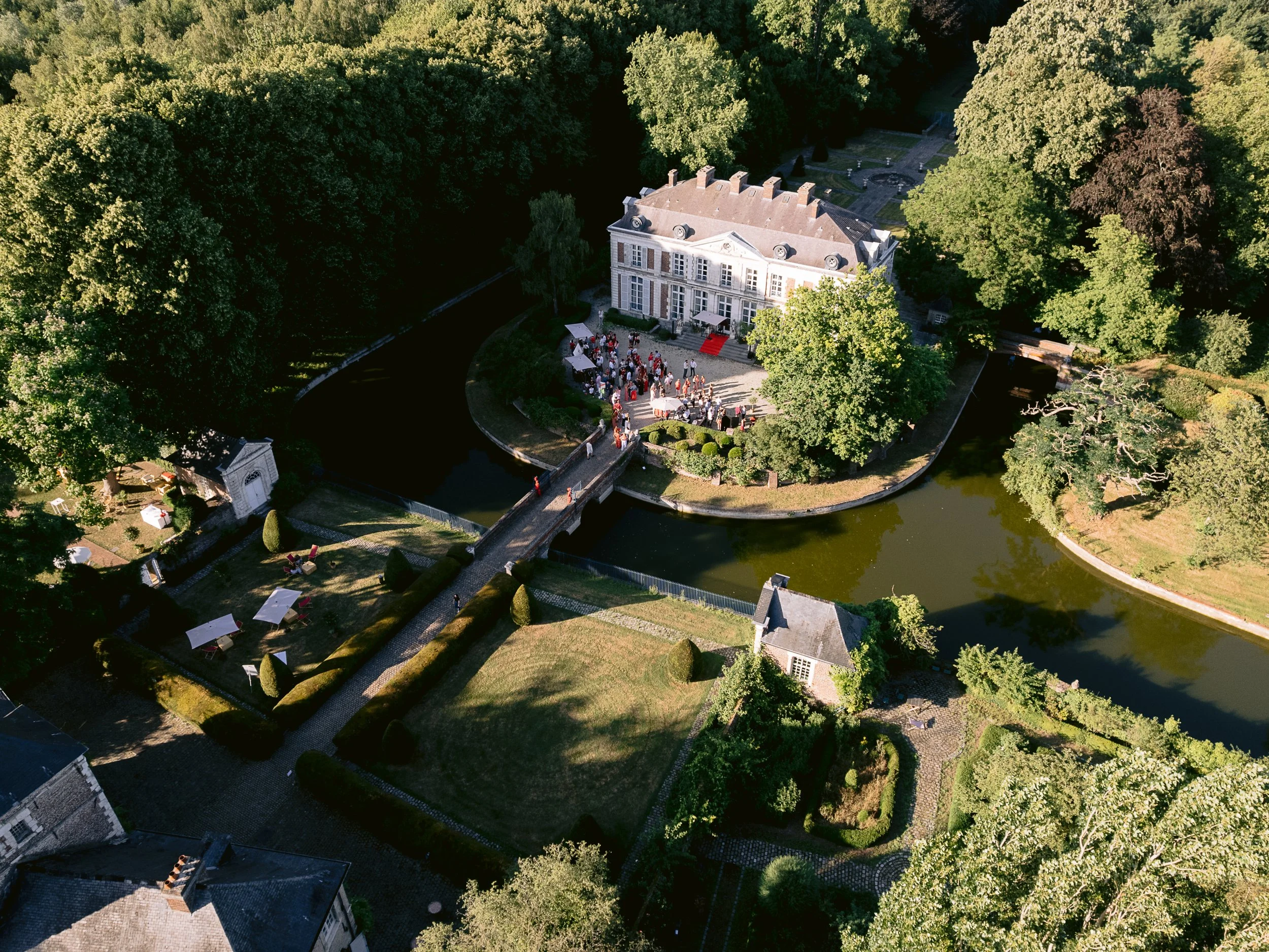 Vue aérienne du Château du Vert-Bois, de ses douves et de son parc