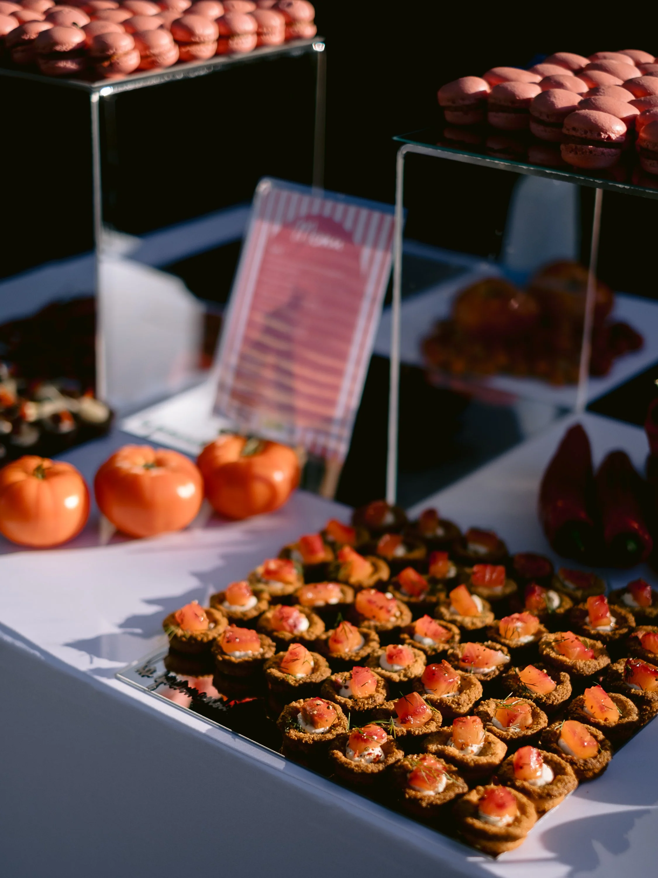 Bouchées et tomates anciennes sur le buffet La Gourmandine au Château du Vert-Bois