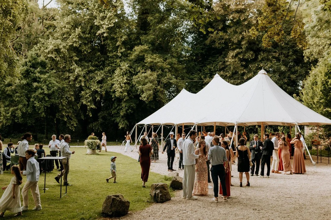 Vin d’honneur d’un mariage dans le parc du Clos Barthélemy à Éterpigny