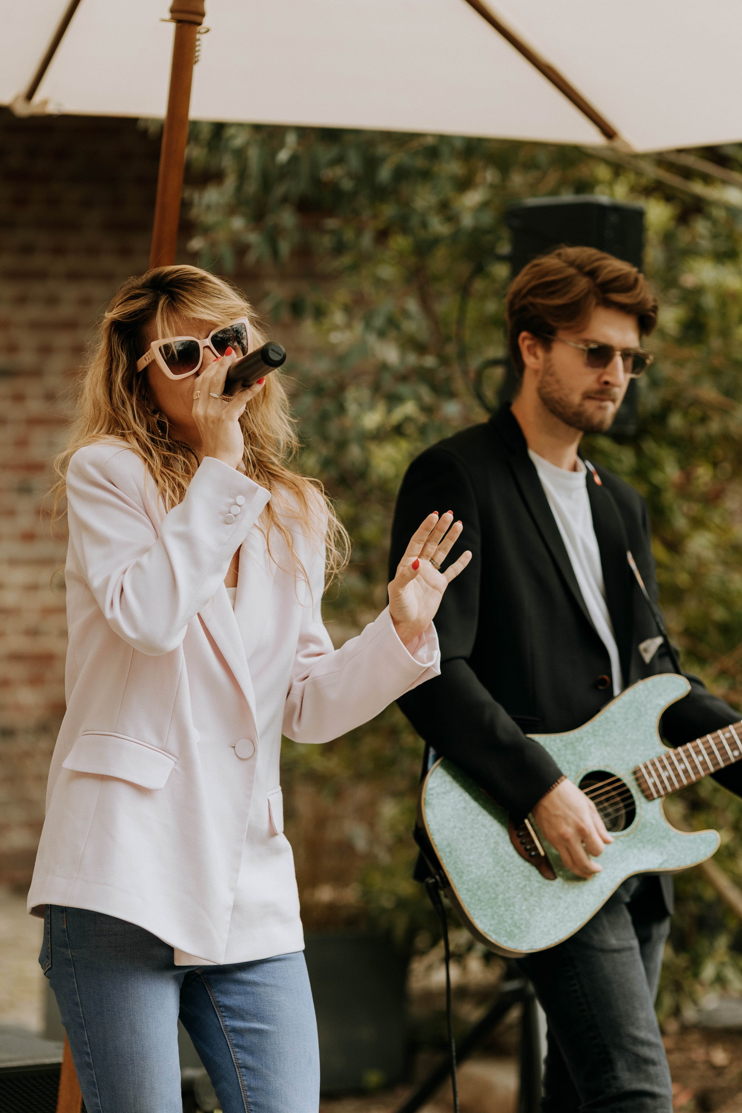Concert d’une chanteuse et d’un guitariste lors d’un mariage au Domaine d’Achelles