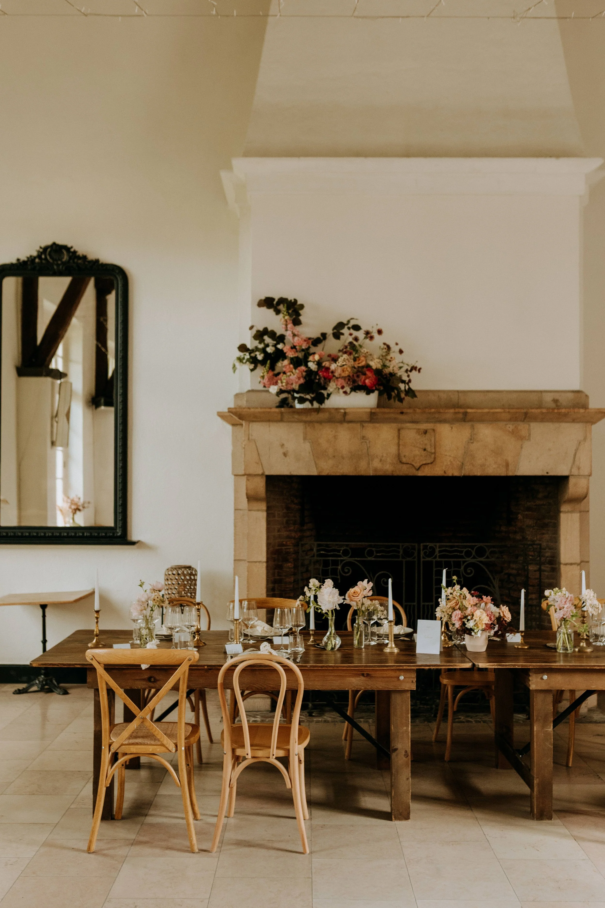 Cheminée et table d’honneur fleurie au Domaine d’Achelles
