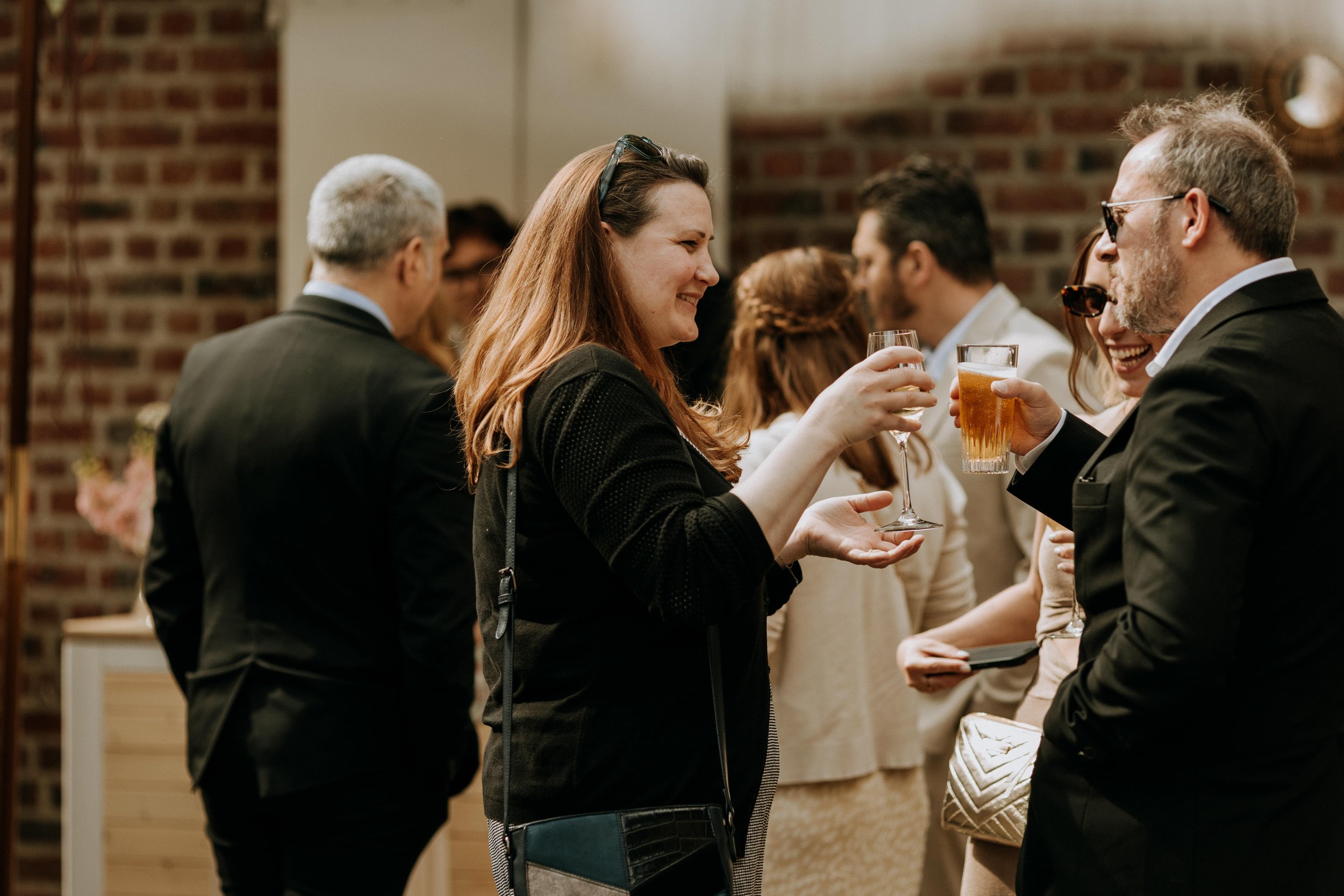 Invités trinquant lors du vin d’honneur au Domaine d’Achelles