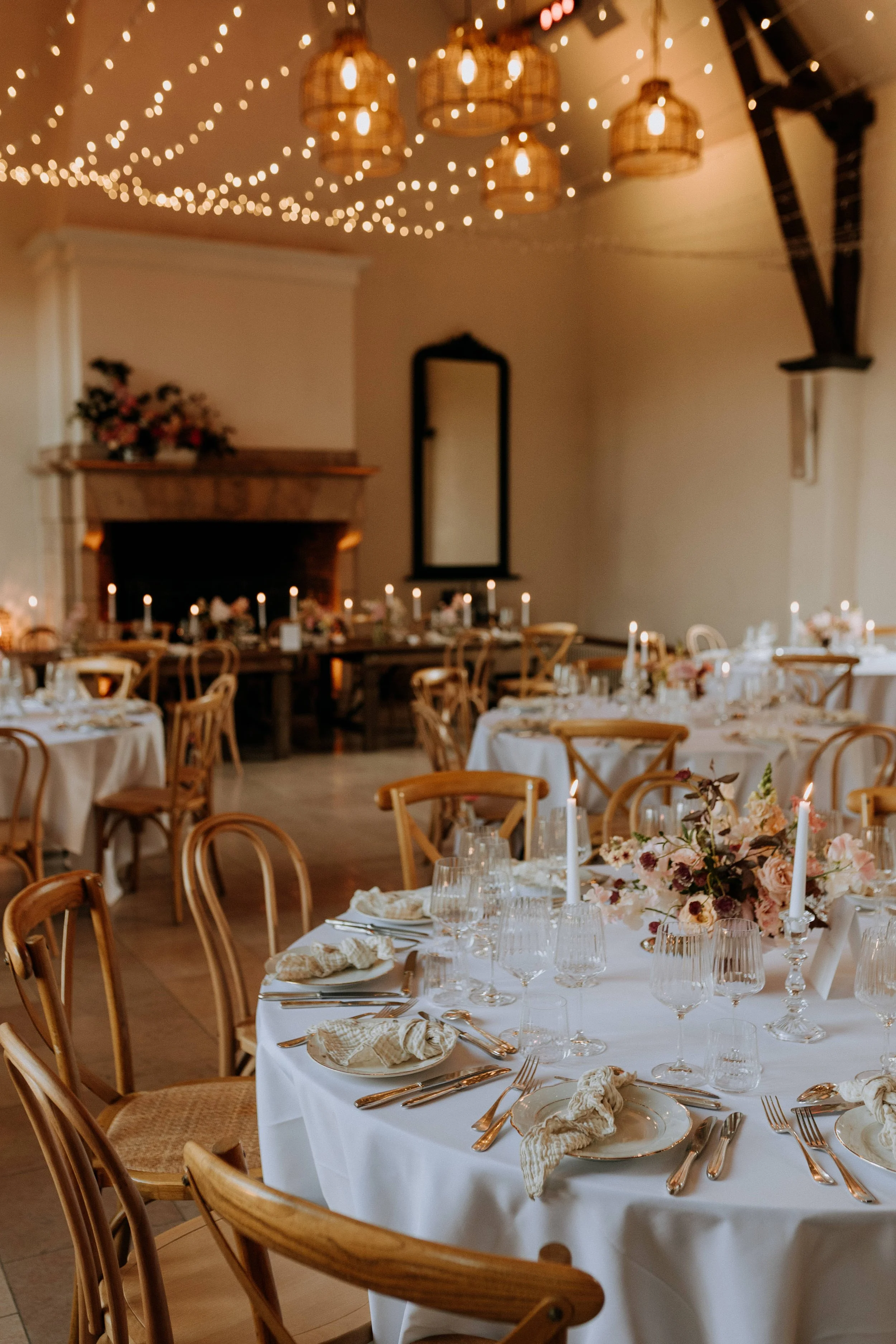 Salle du Domaine d’Achelles dressée pour un dîner aux chandelles