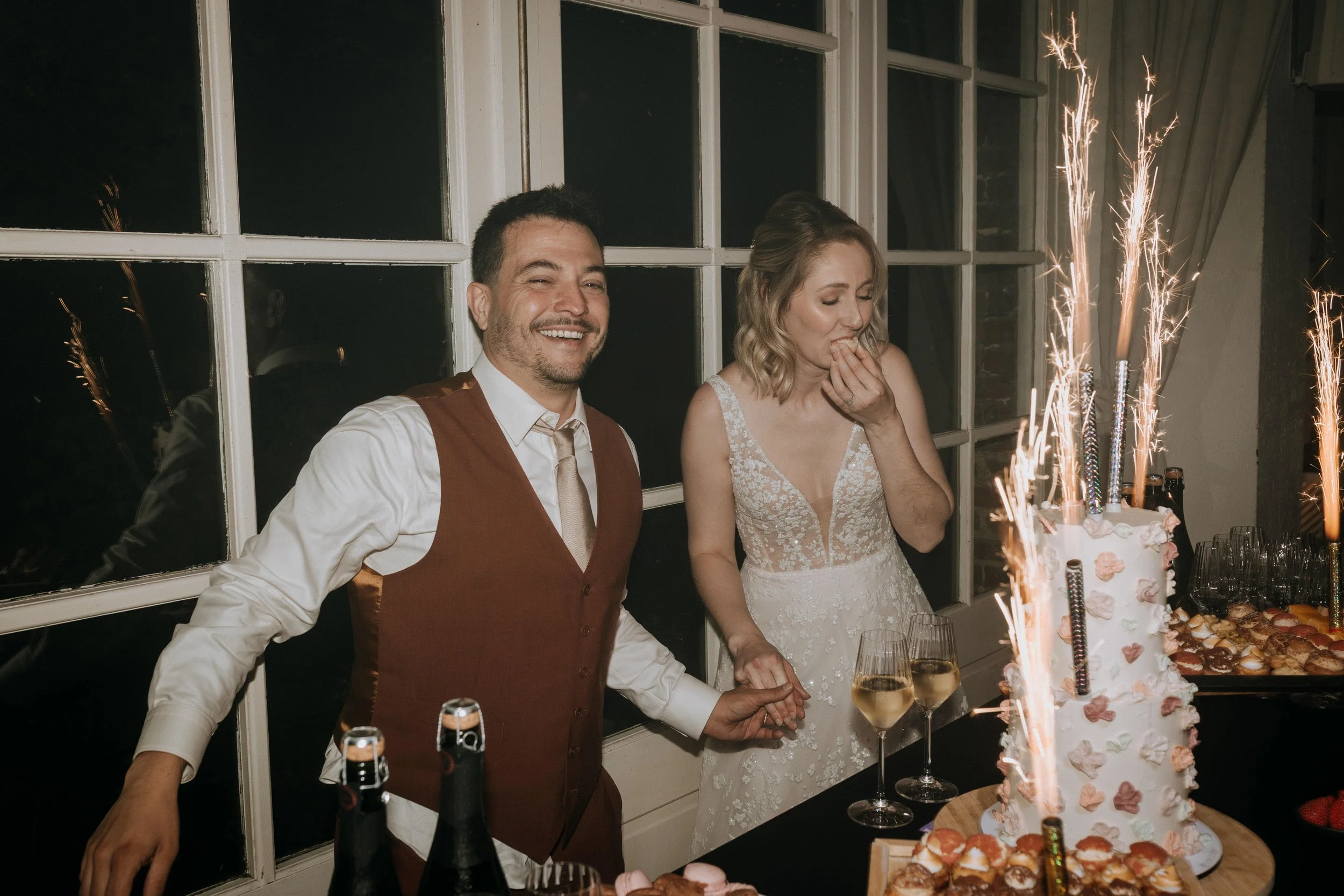 Les mariés découvrent leur gâteau de mariage au Domaine d’Achelles