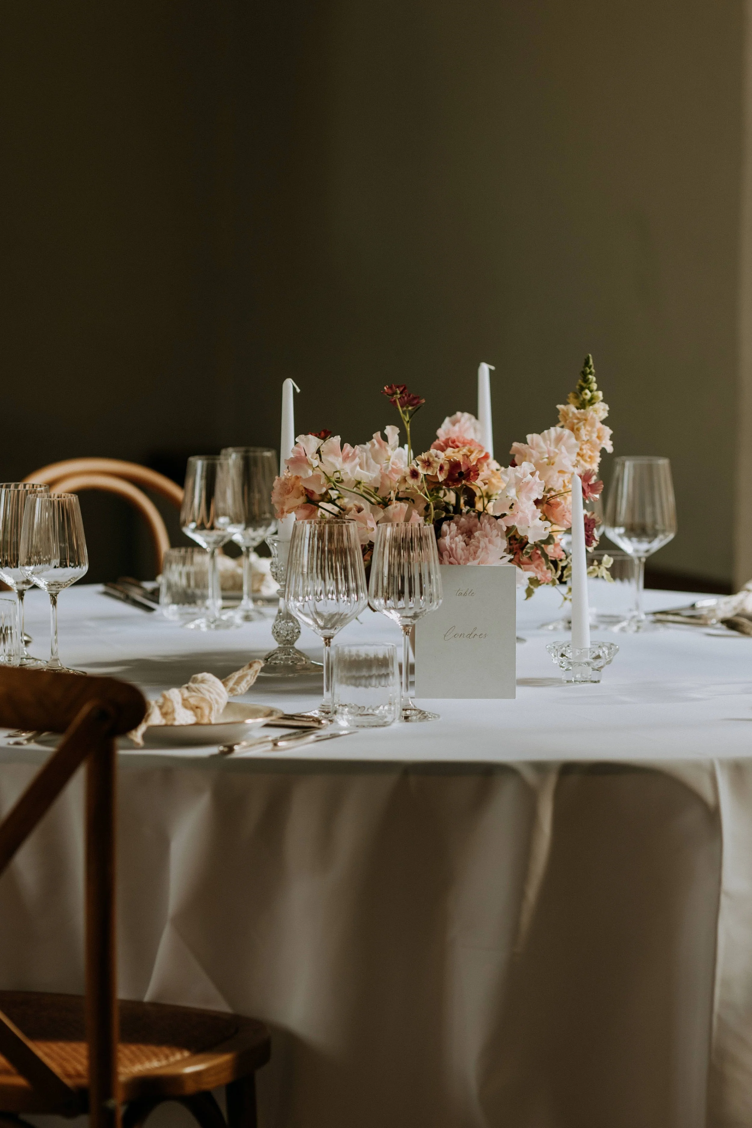 Table de mariage dressée avec bouquet et bougies au Domaine d’Achelles