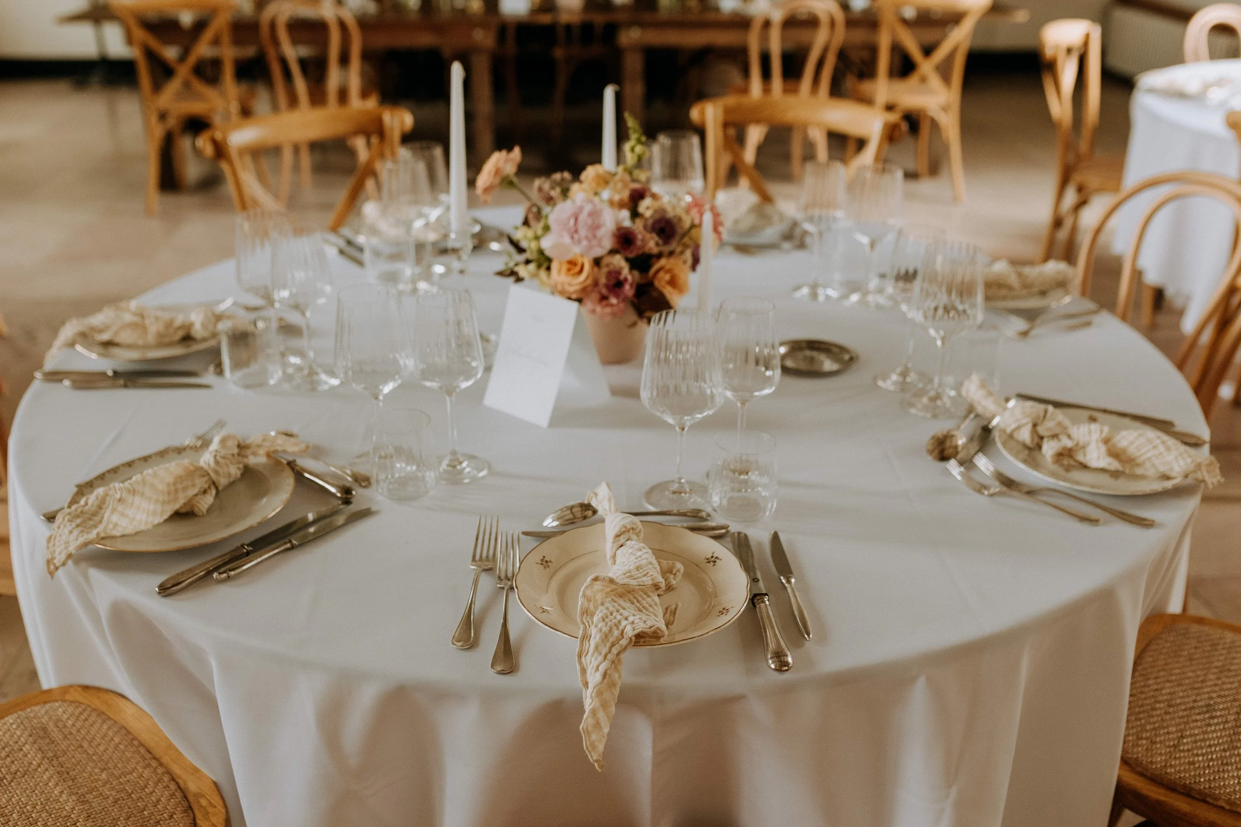 Table ronde dressée pour un mariage au Domaine d’Achelles