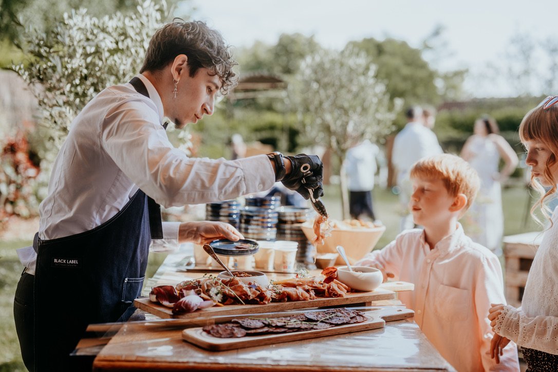Buffet de charcuterie servi par l’équipe La Gourmandine lors d’une réception en extérieur
