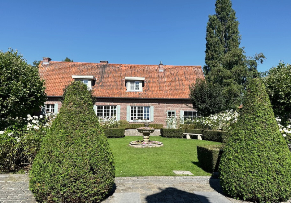 Façade de la ferme et jardin à la française du Domaine de Ronceval