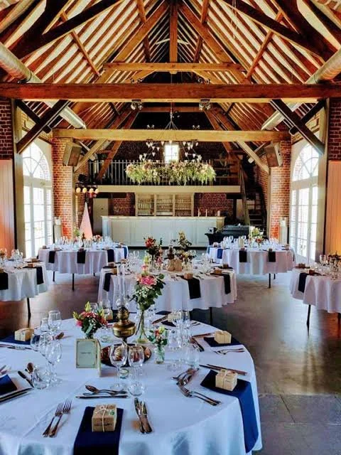La grange du Domaine de Ronceval dressée pour un mariage, sous sa charpente apparente
