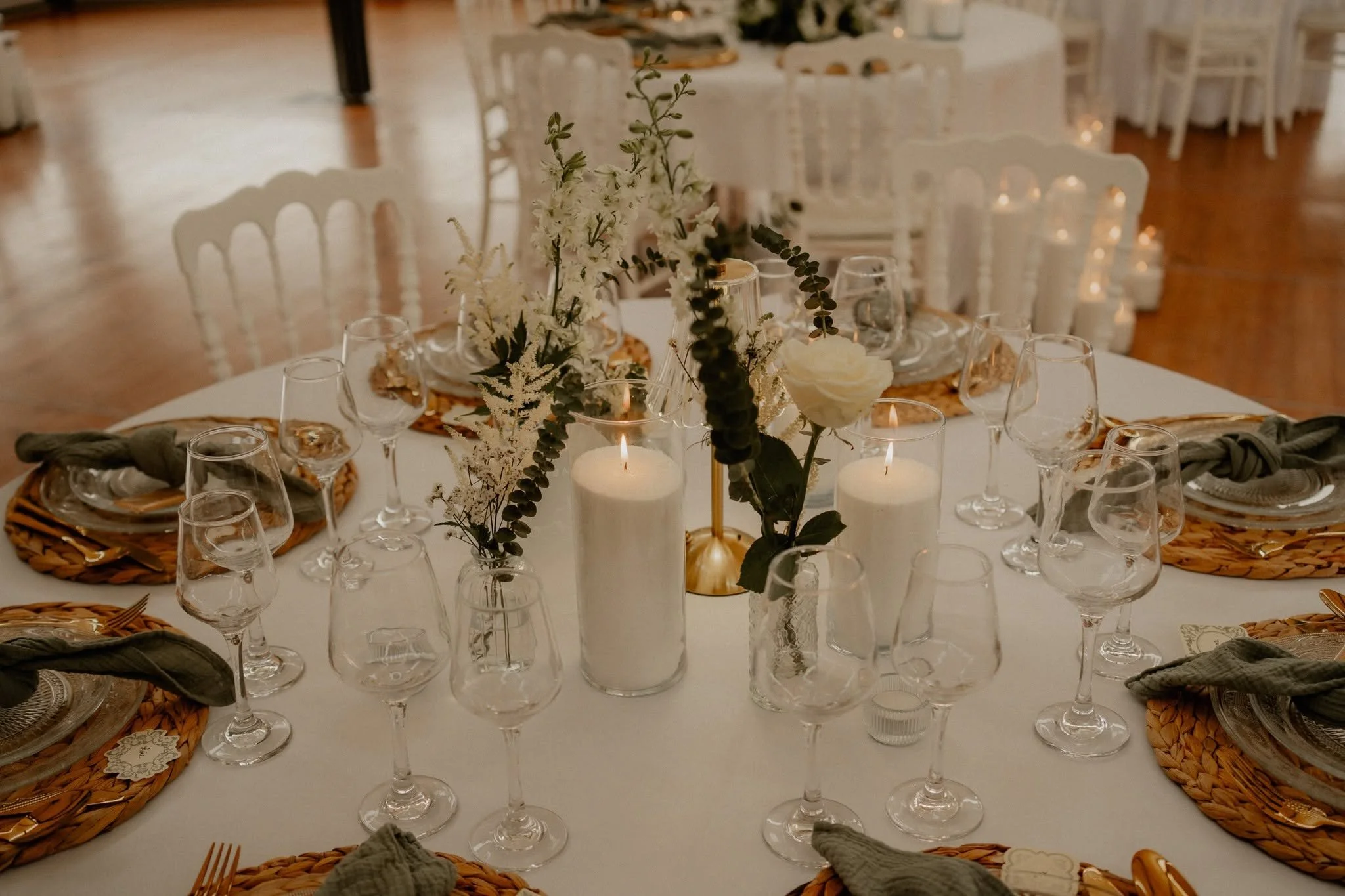 Table ronde dressée pour un mariage à l’Orangerie du Mercure