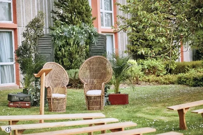 Cérémonie laïque installée dans les jardins de l’Orangerie du Mercure