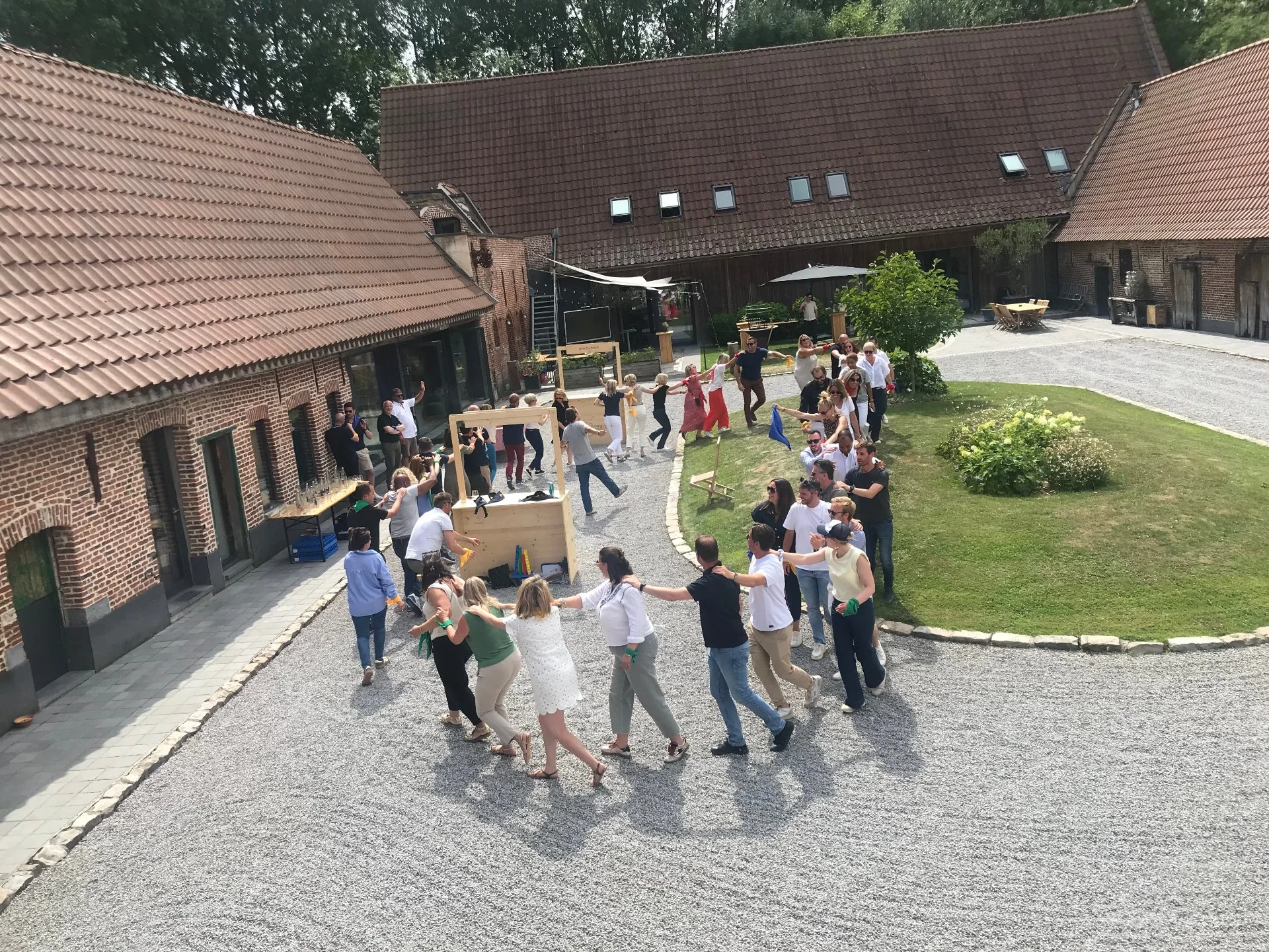 Team building dans la cour pavée de la Cense de la Vigne